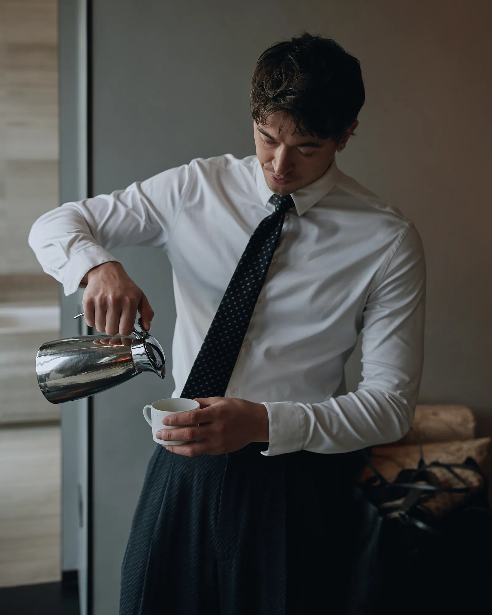 L'image peut contenir des vêtements pour personne adulte de Jason Fuchs, une chemise, une batterie de cuisine, une casserole et une tasse.