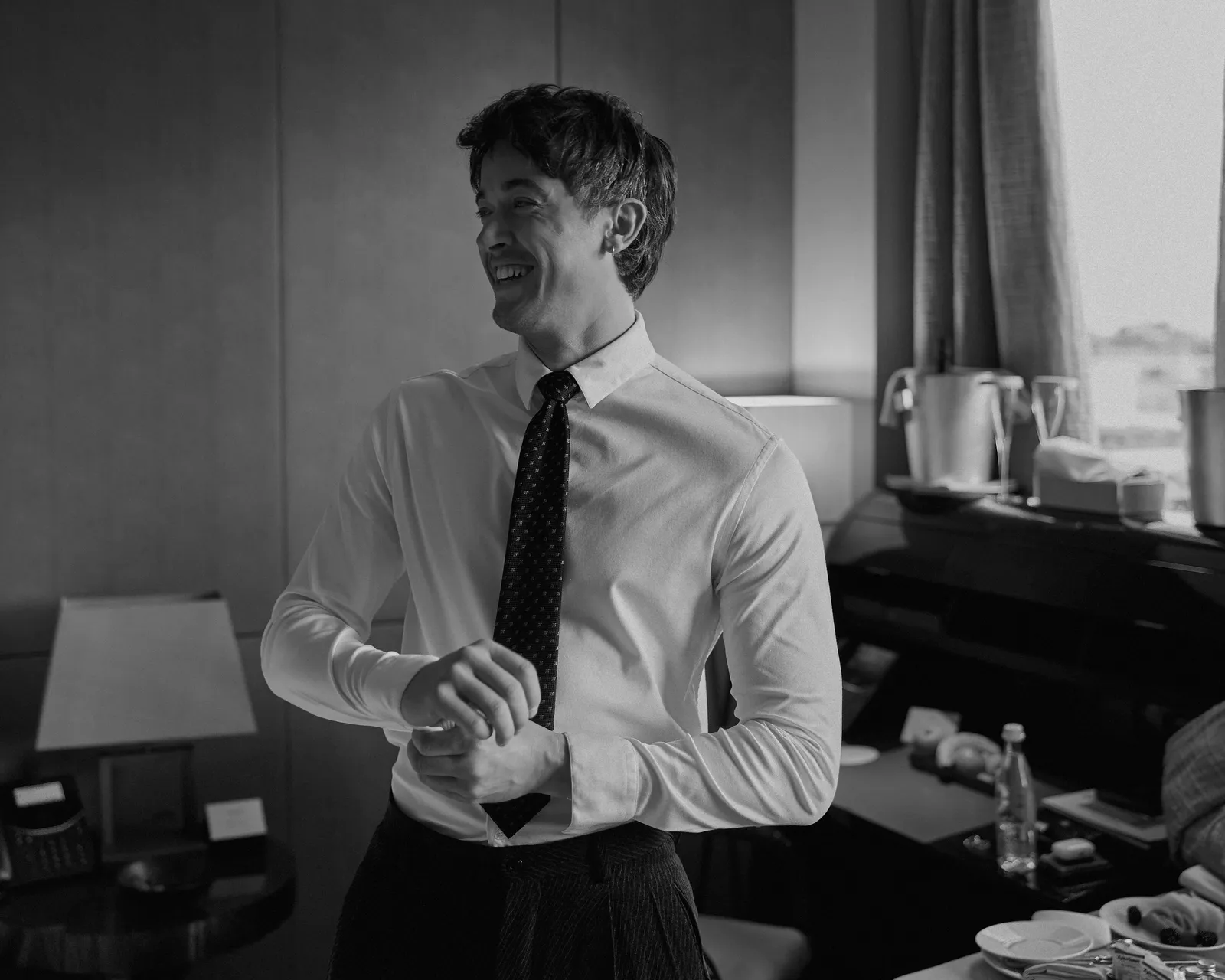 L'image peut contenir Adrian Bower Vêtements Chemise Tête Personne Visage Sourire Heureux Vêtements de cérémonie Accessoires Cravate et Adulte