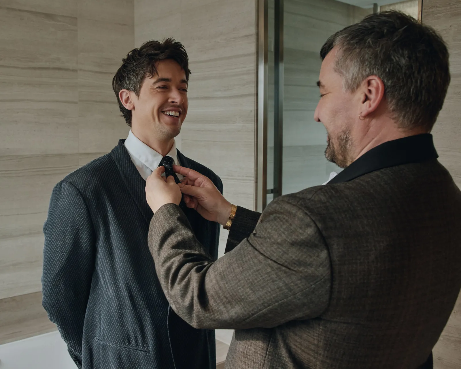 L'image peut contenir Alex Lawther Accessoires Tenue de soirée Cravate Tête Personne Visage Joyeux Sourire Vêtements Costume et Adulte