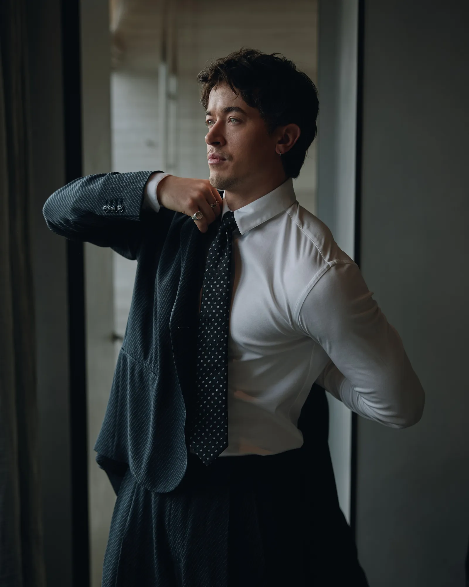 L'image peut contenir des accessoires de tenue de soirée Cravate Visage Tête Personne Adulte Sourire Heureux Photographie et Portrait