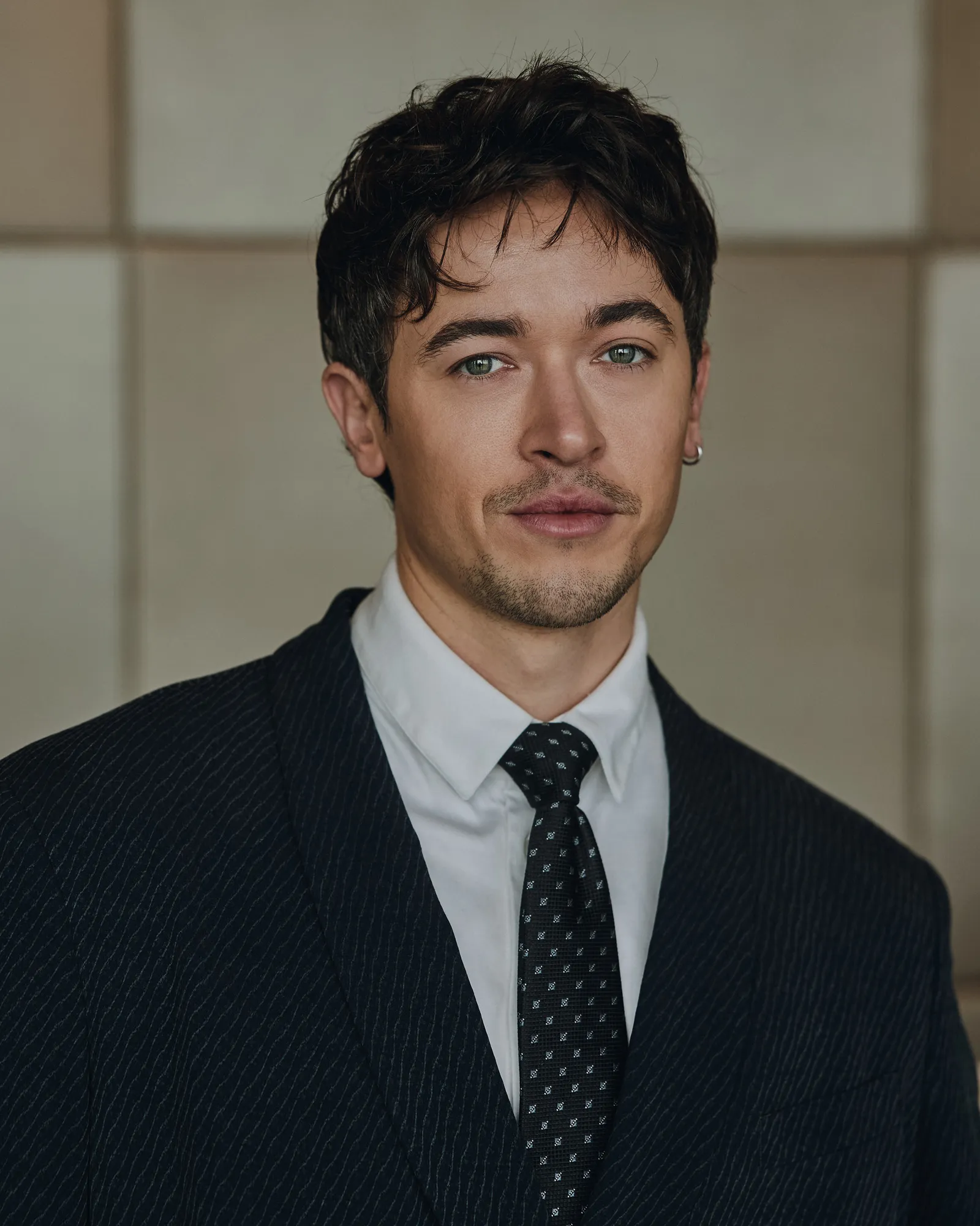 L'image peut contenir H. Hawkline Accessoires Tenue de soirée Cravate Cravate Vêtements Costume Tête Personne Visage et Adulte