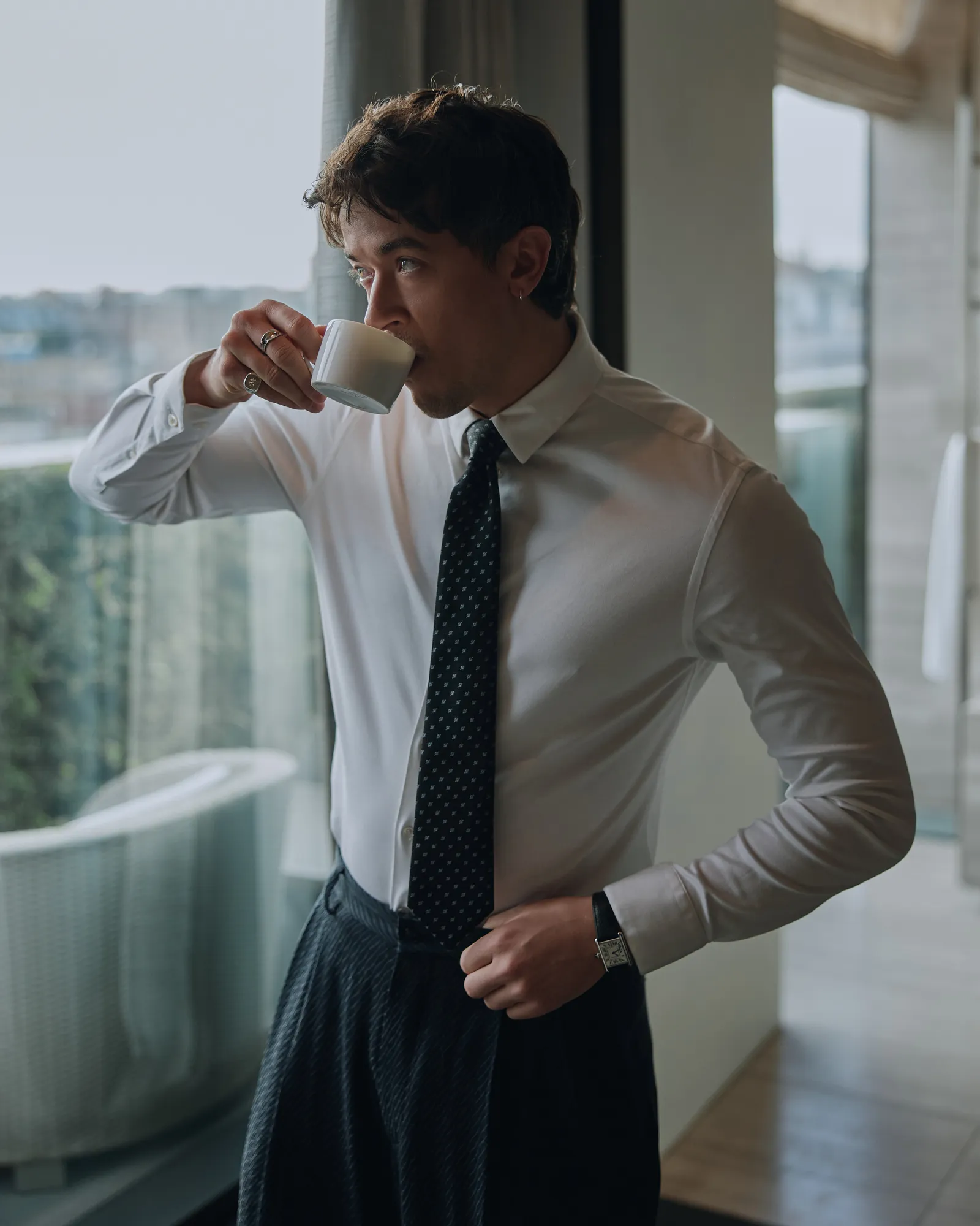 L'image peut contenir une coupe faciale pour personne en tête de H. Hawkline et un adulte