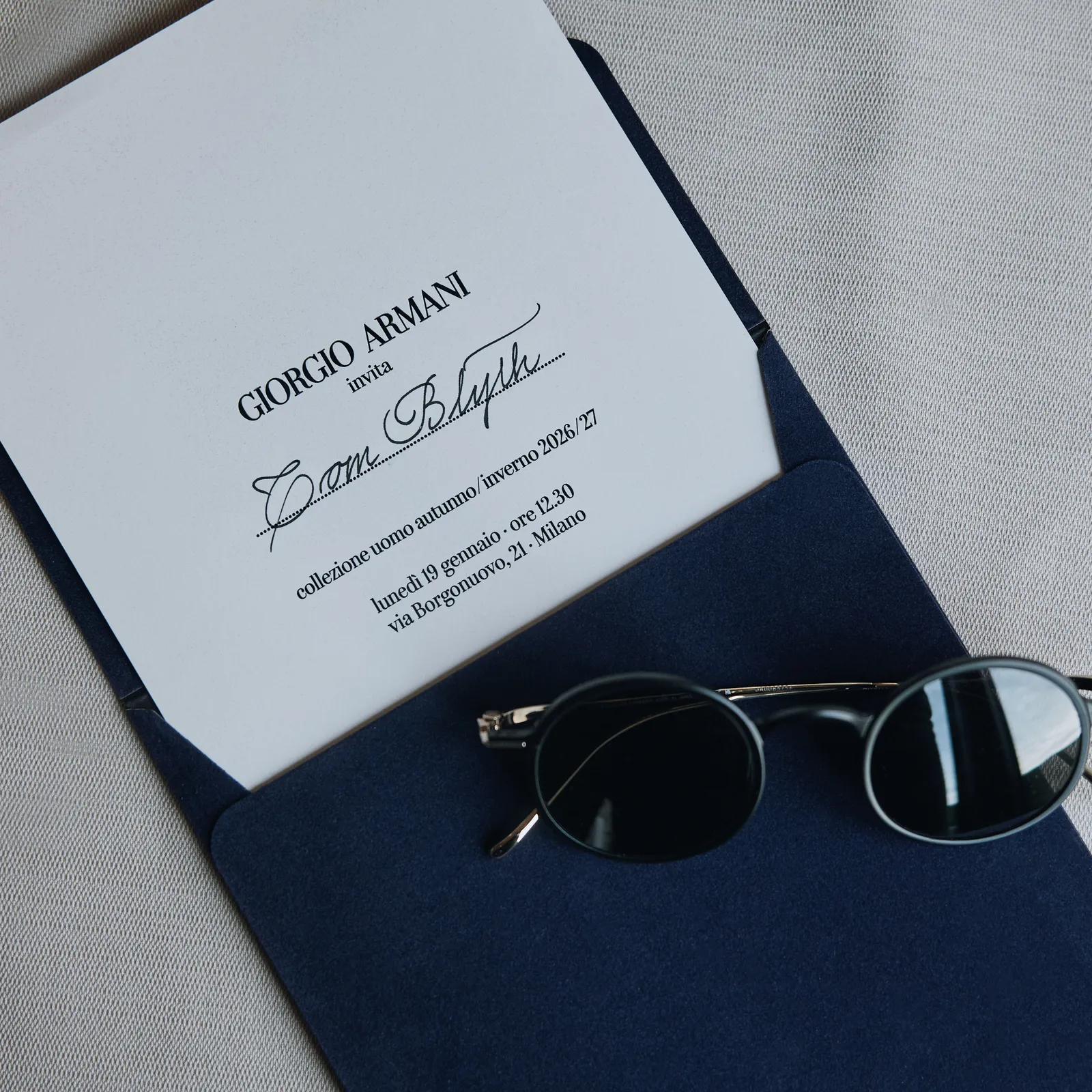 L'image peut contenir des accessoires, des lunettes de soleil, des lunettes et du texte