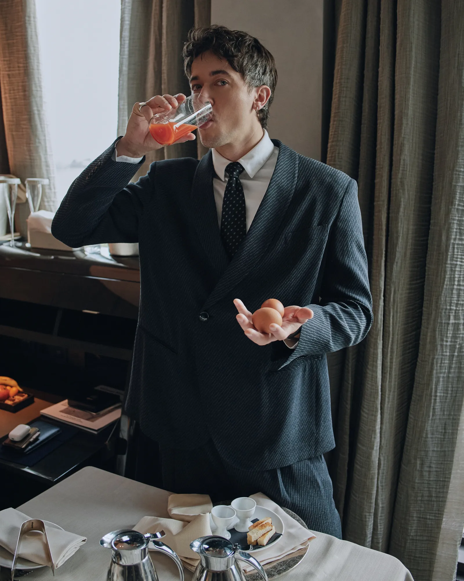 L'image peut contenir des accessoires pour boissons alcoolisées H. Hawkline, une tenue de soirée, une cravate, une personne qui boit de l'alcool et une personne qui boit de l'alcool.