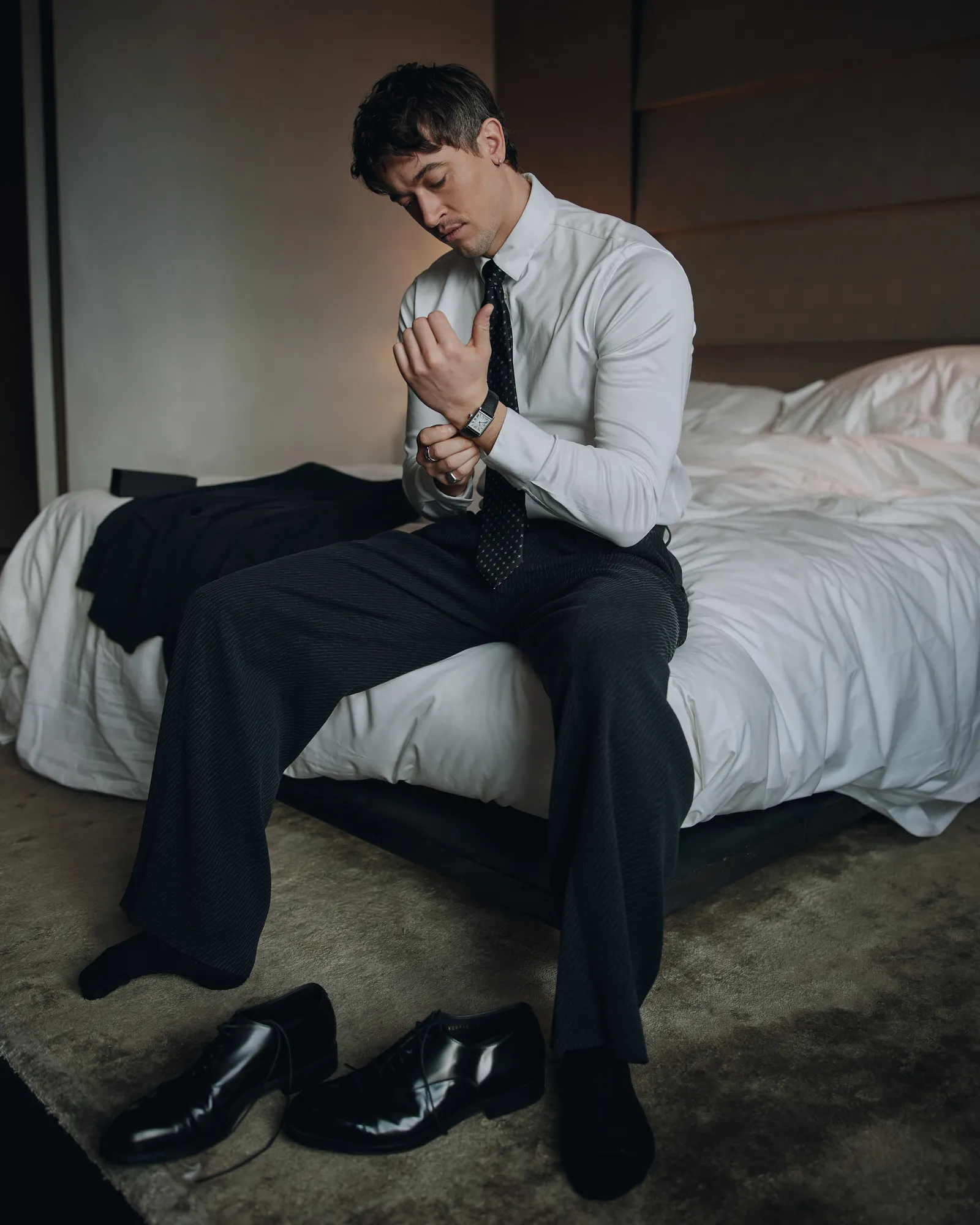 L'image peut contenir H. Hawkline Personne assise Vêtements de cérémonie Vêtements pour adultes Chaussures Chaussure Visage Tête et accessoires