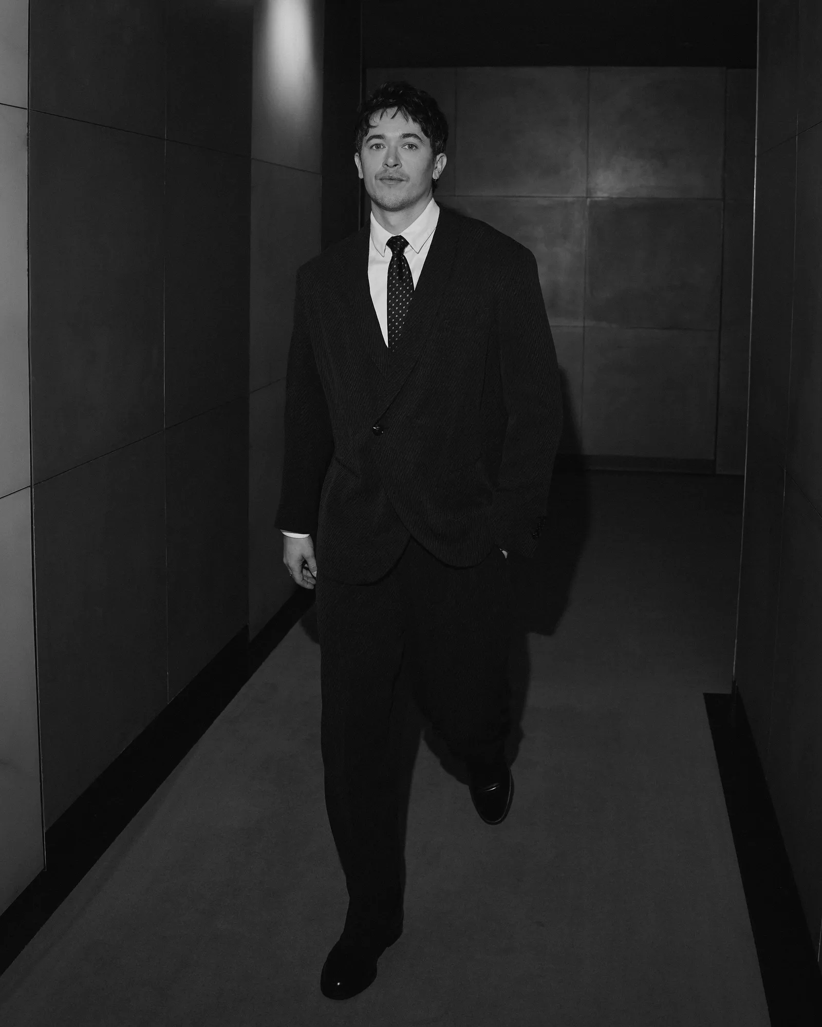 L'image peut contenir des vêtements de Jason Fuchs, tenue de soirée, costume, manteau de smoking, accessoires pour personne adulte, cravate pour le visage et la tête.