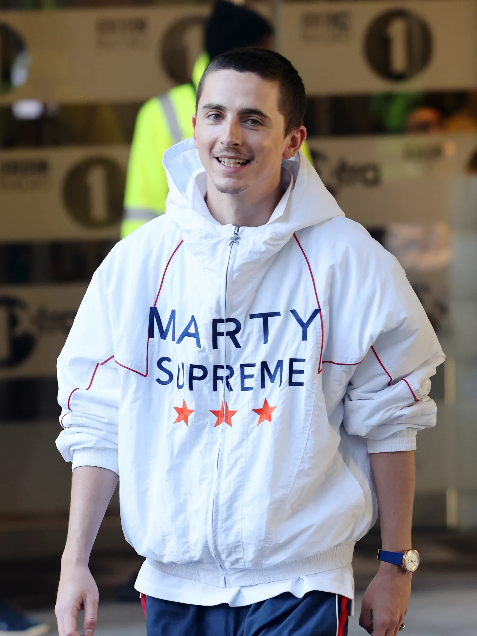 L'image peut contenir Timothe Chalamet Vêtements Tricots Pull Sweat à capuche Personne adulte TShirt Visage et tête