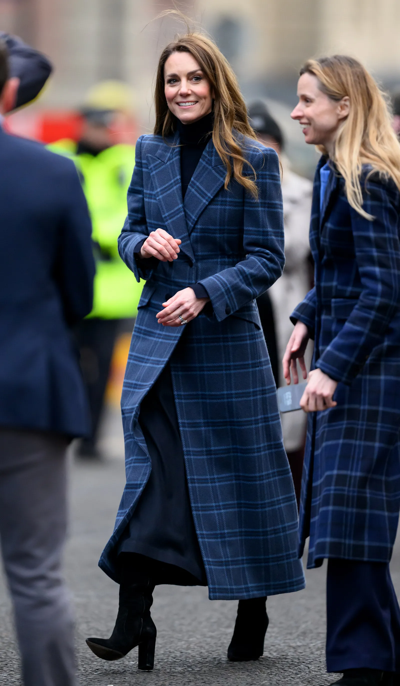 L'image peut contenir des vêtements Manteau Personne Adulte Visage Tête heureuse et sourire