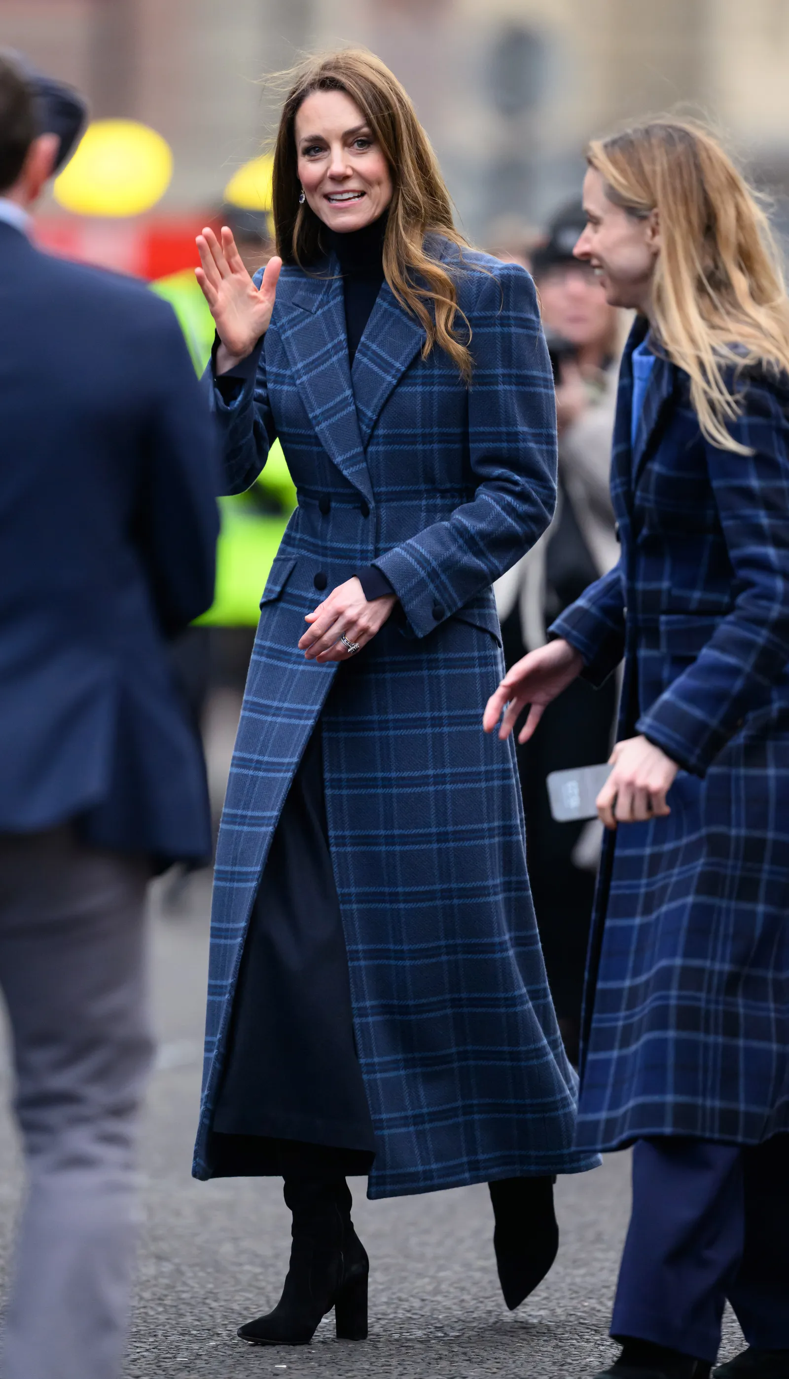 L'image peut contenir Teddy Williams Personne Vêtements Manteau Adulte Tenue de soirée Visage et tête