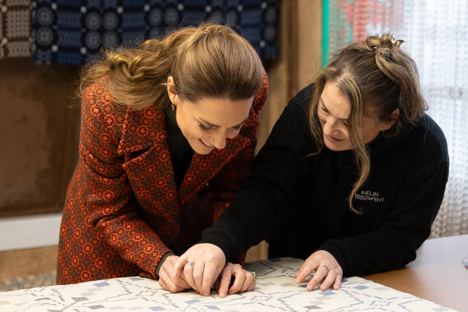 L'image peut contenir le visage d'une personne adulte et un adolescent