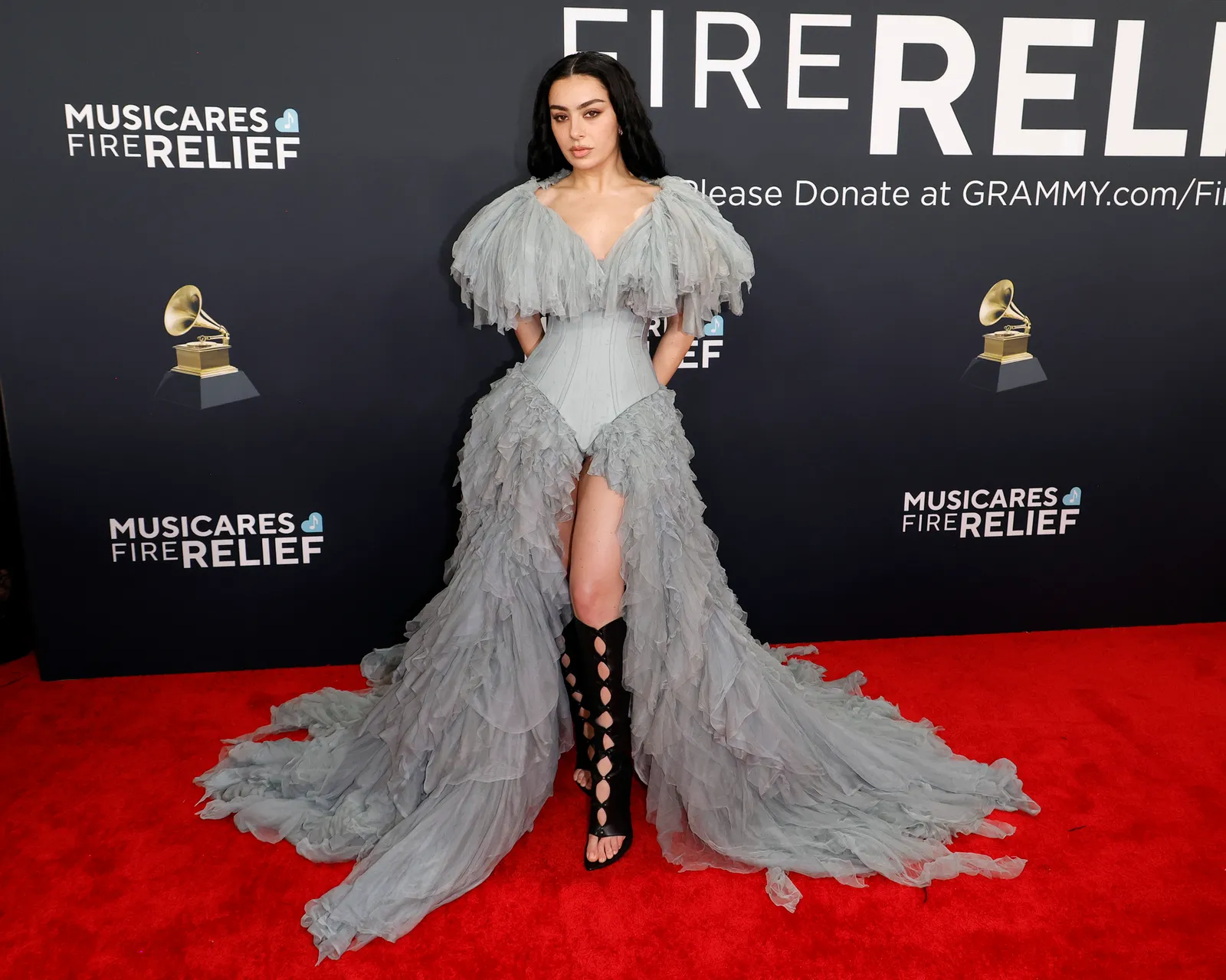 L'image contient peut-être Charli XCX Mode Adulte Personne Première Première Tapis rouge Vêtements Robe Chaussures Chaussure et talon haut