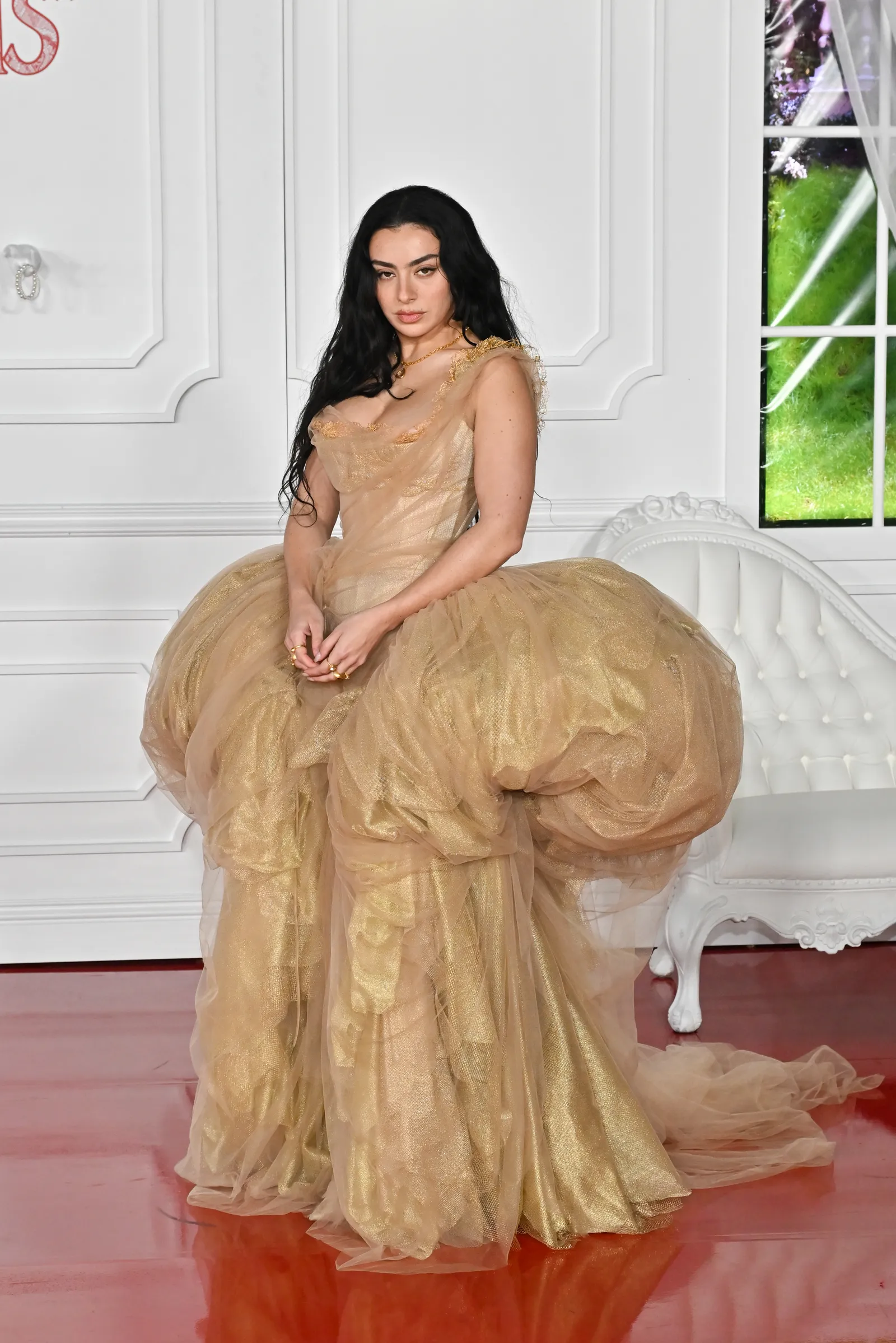 L'image peut contenir Charli XCX Vêtements Robe Vêtements de cérémonie Robe de mode Cheveux noirs Cheveux Personne et mariage