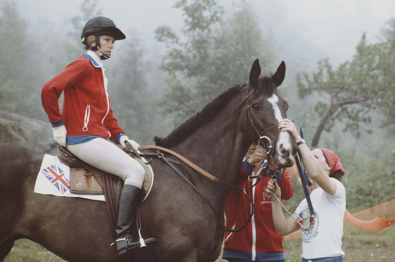 L'image contient peut-être Chris von Saltza Personne Adolescent Animal Cheval Mammifère Vêtements pour adultes Chaussures Chaussure et personnes