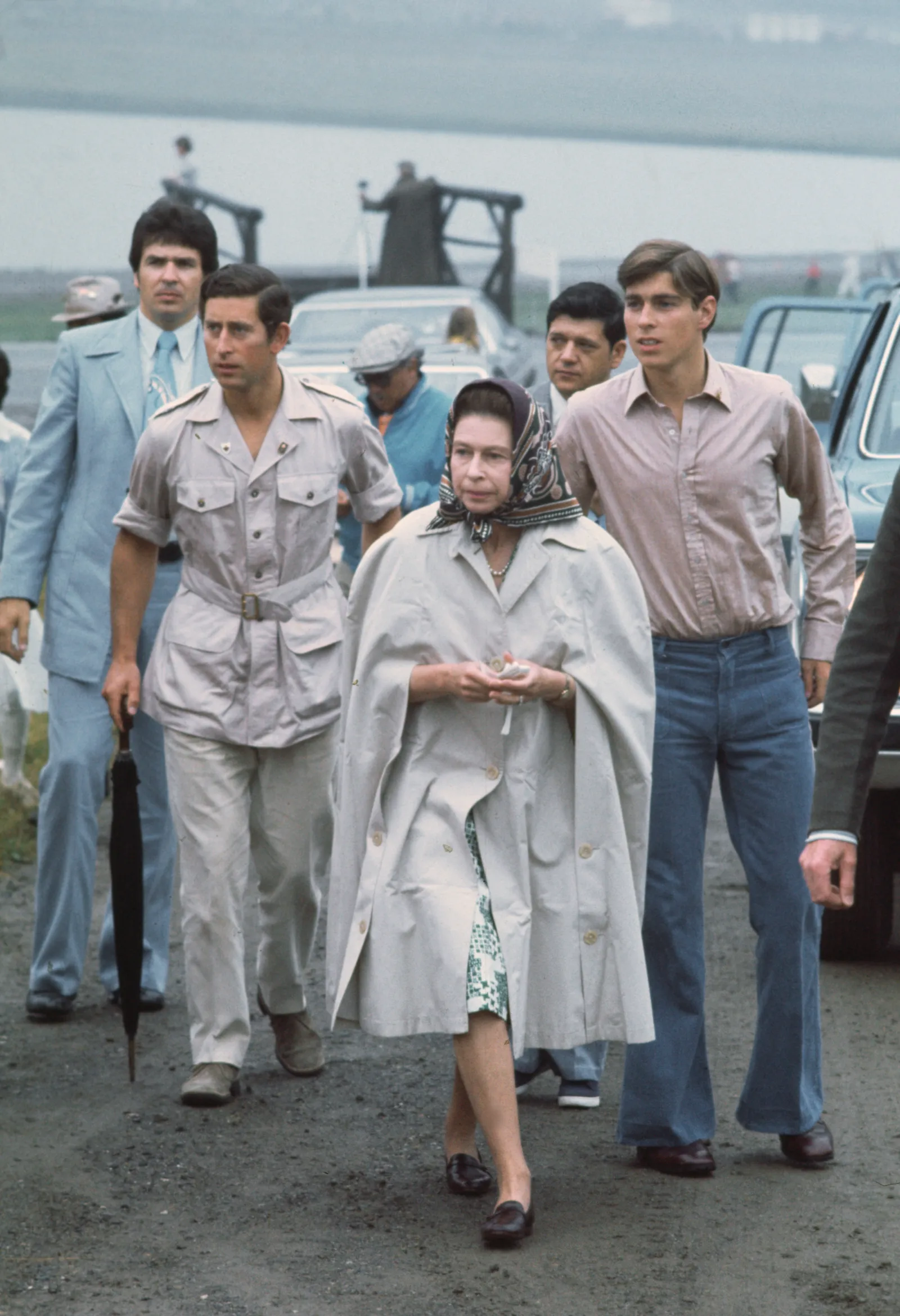 L'image peut contenir le prince Andrew, duc d'York, Elizabeth II, Charles, prince de Galles, Michel Bibard et Carlos Hyde.