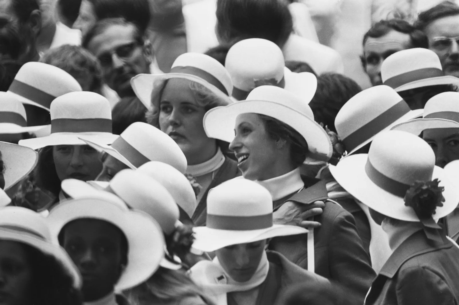 L'image peut contenir Lois Moran Anne Princesse Royale Julius Schwartz Vêtements Chapeau Chapeau de Soleil Tête Personne Visage et Adulte