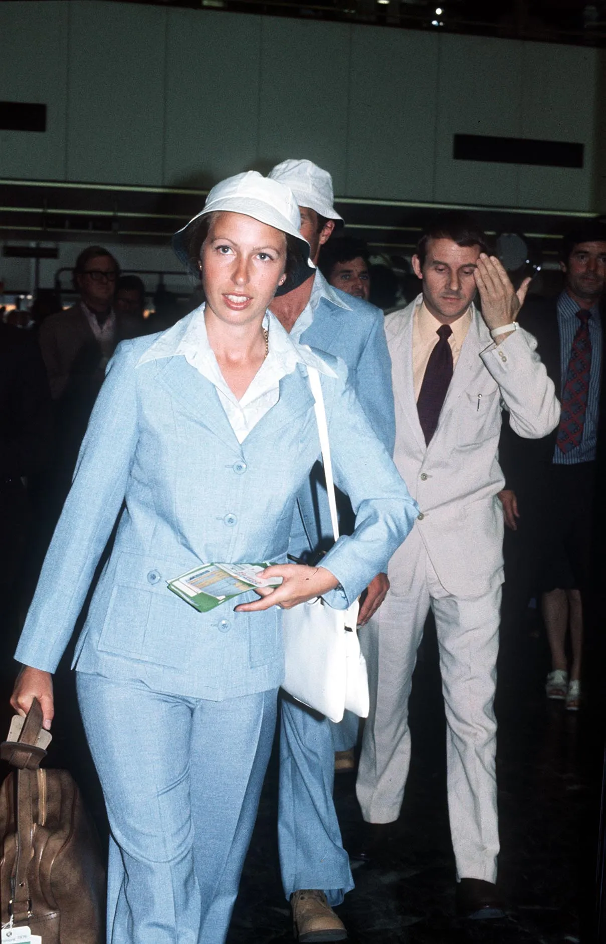 L'image peut contenir Anne Princess Royal Bob Windle Blazer Vêtements Manteau Veste Tenue de soirée Pantalon de costume et personne
