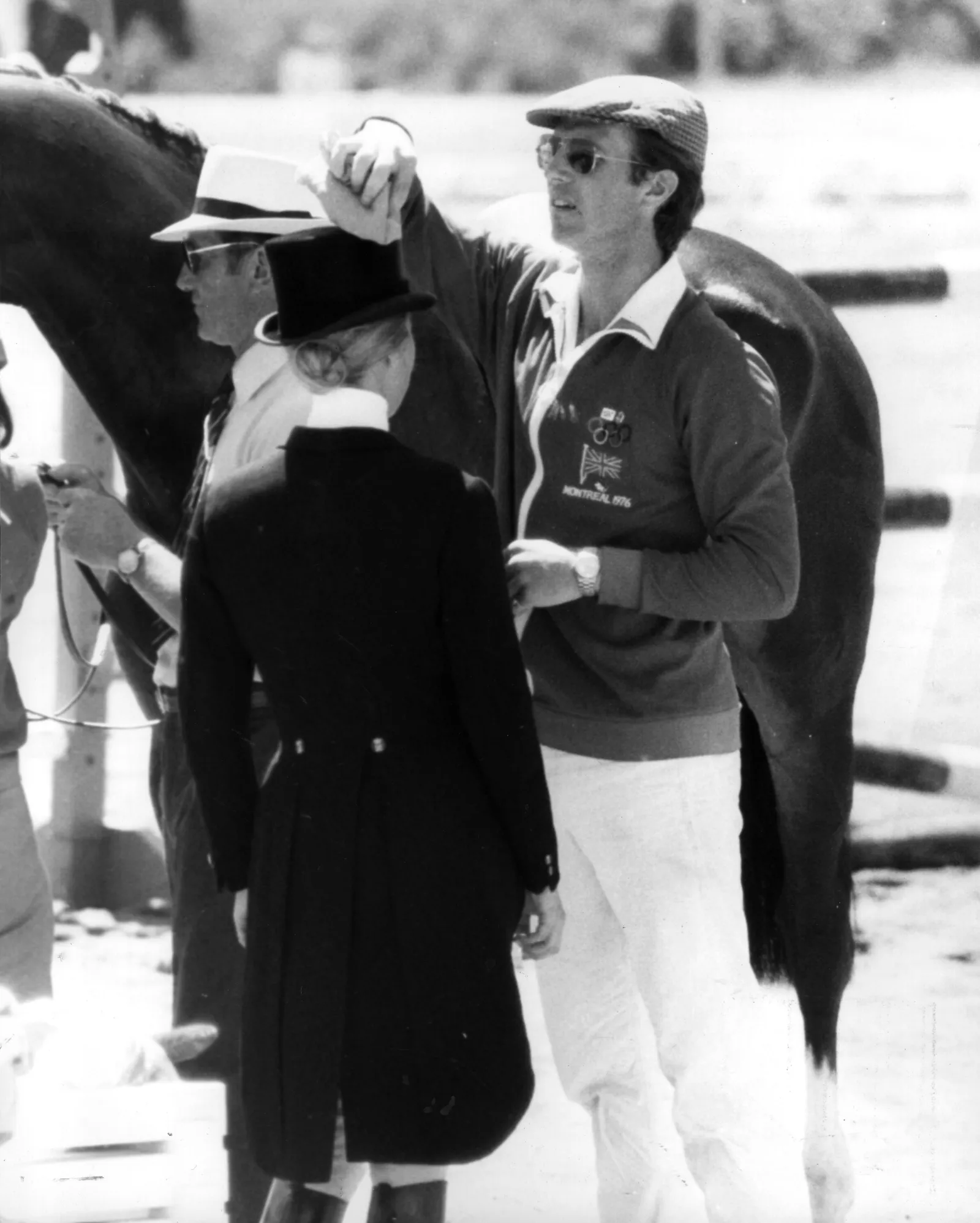 L'image peut contenir Mark Phillips Arthur Askey Vêtements Manteau Chapeau Personne adulte Balle de baseball et baseball