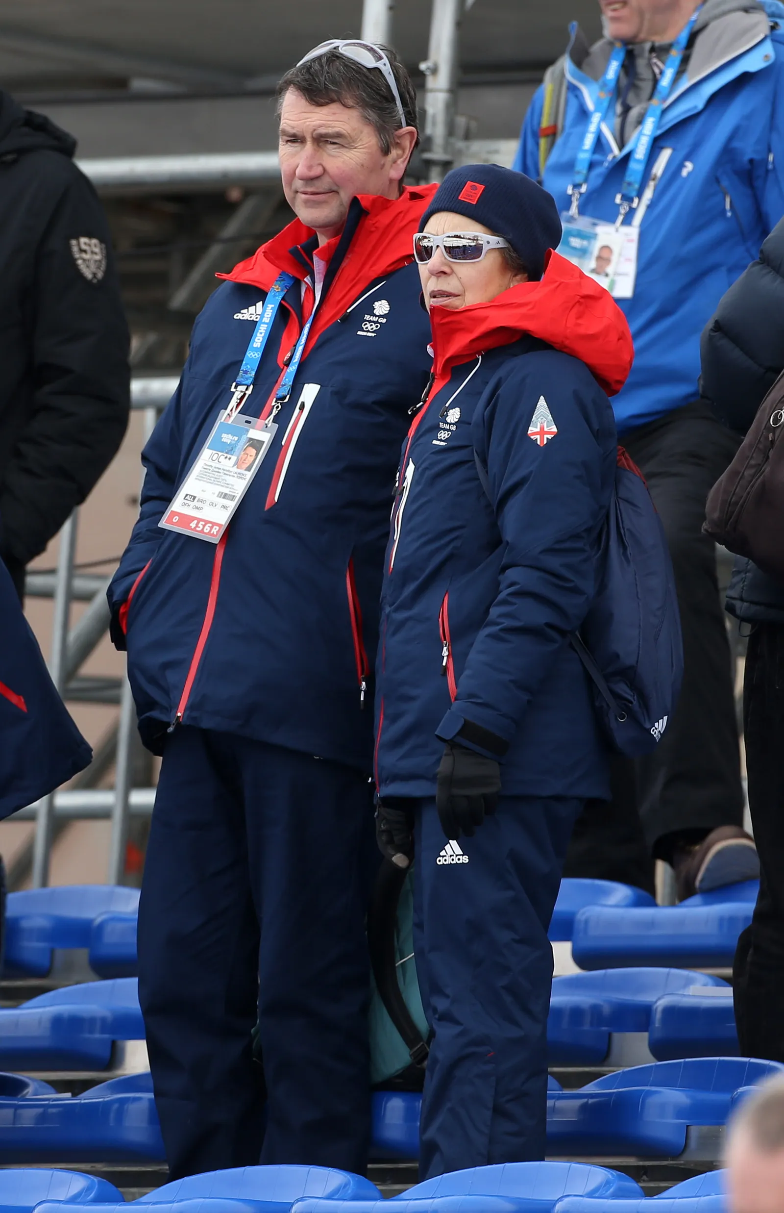 L'image peut contenir Timothy Laurence Anne Princess Royal Clothing Manteau Veste Personne adulte Gant et accessoires