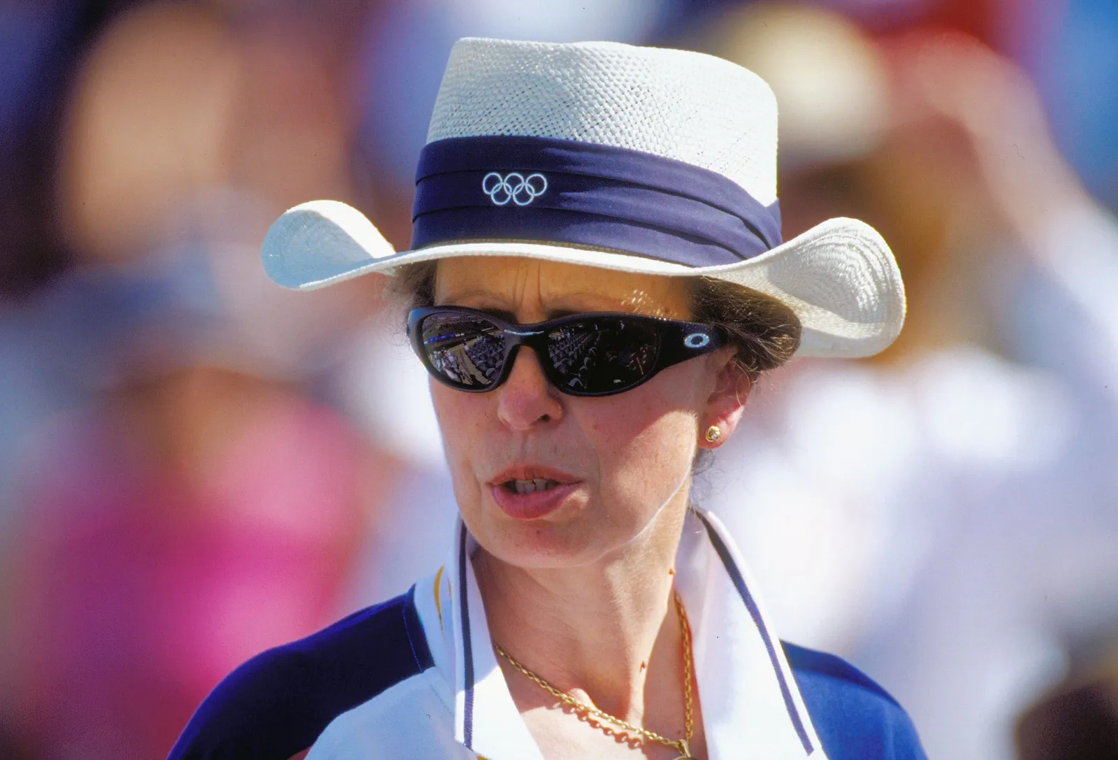 L'image peut contenir Anne Princess Royal Vêtements Chapeau Accessoires Lunettes de soleil Chapeau de soleil Personne adulte Visage et tête