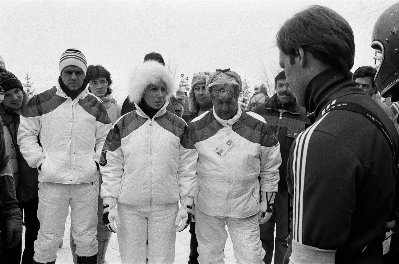 L'image contient peut-être Anne Princesse Royale Tostão Ferdynand Goetel Vêtements Manteau Veste Personnes Personne Adulte et visage