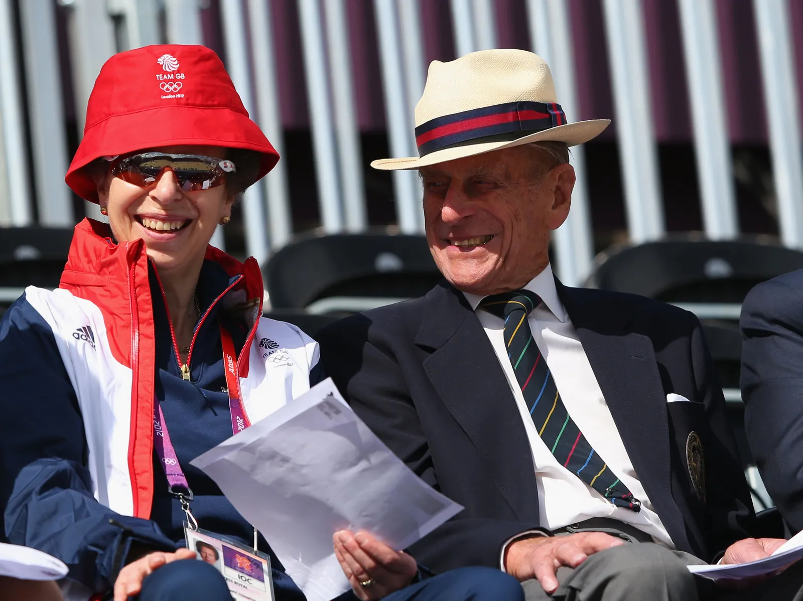L'image peut contenir le prince Philip, duc d'Édimbourg, vêtements, accessoires de chapeau, vêtements de cérémonie, cravate, chapeau de soleil, visage et tête.