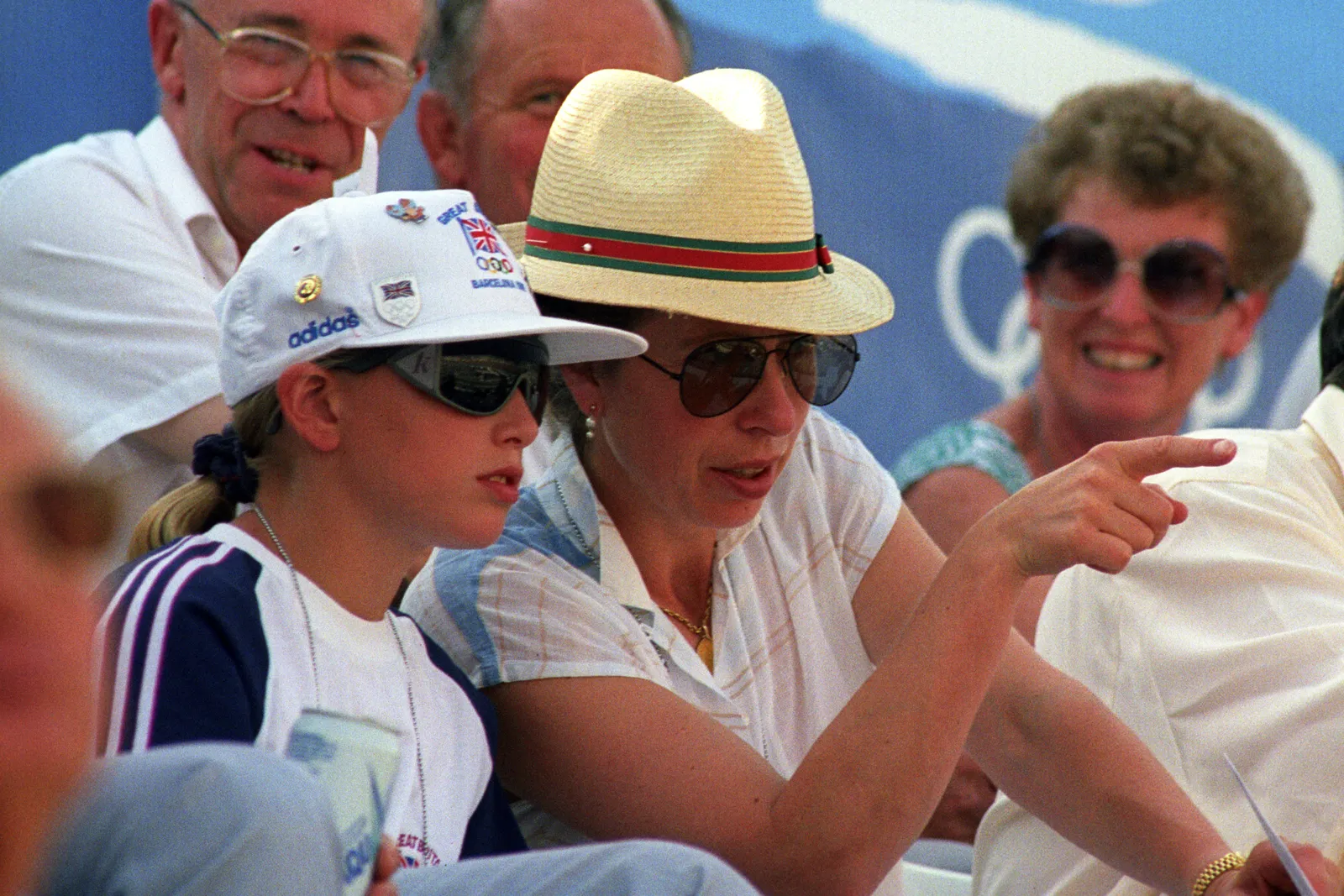 L'image peut contenir Anne Princess Royal Vêtements Chapeau Chapeau de soleil Accessoires pour personne Lunettes Lunettes de soleil Visage et tête