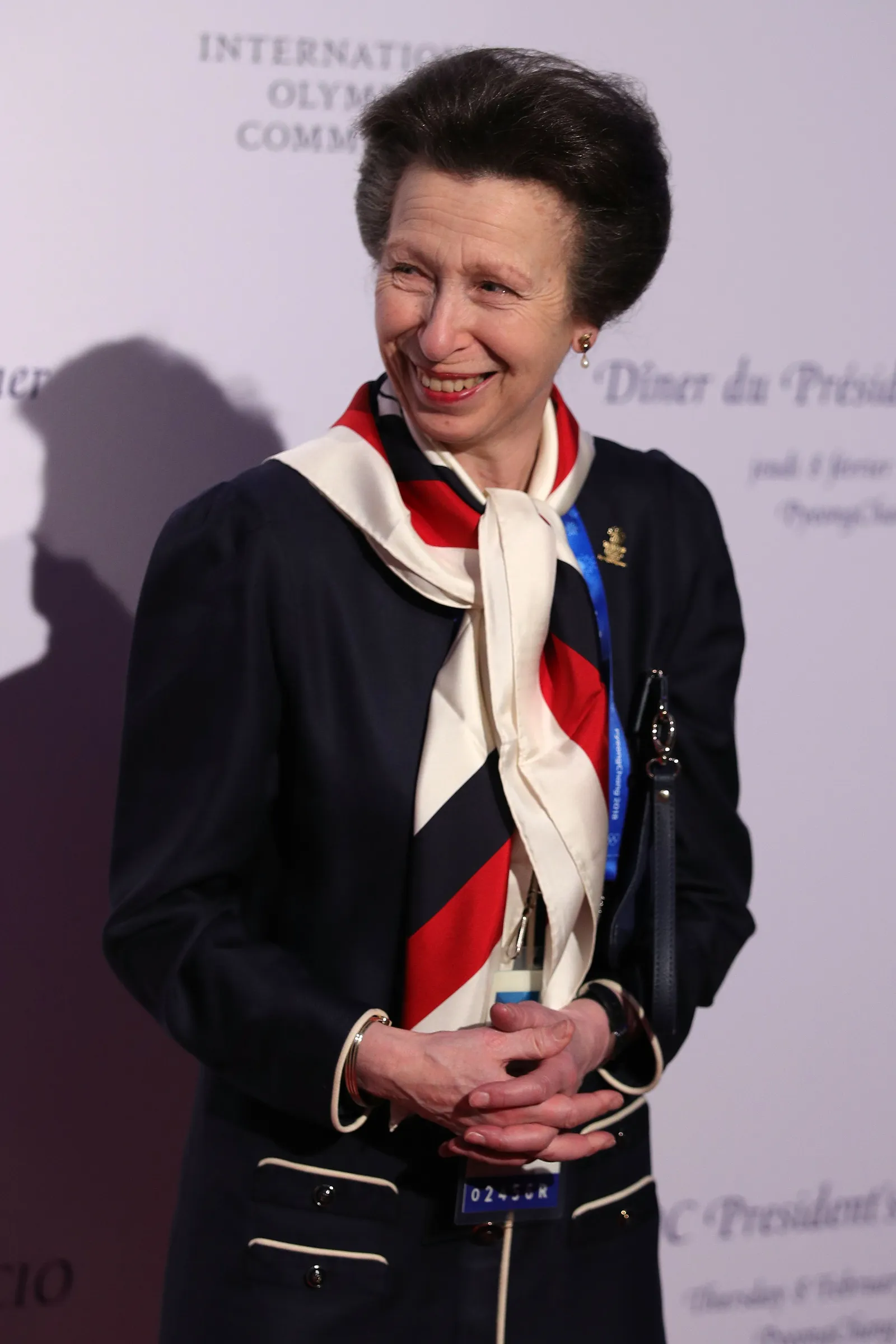 L'image contient peut-être Anne Princesse Personnes royales Personne Visage Tête Photographie Portrait Happy Blazer Vêtements et manteau