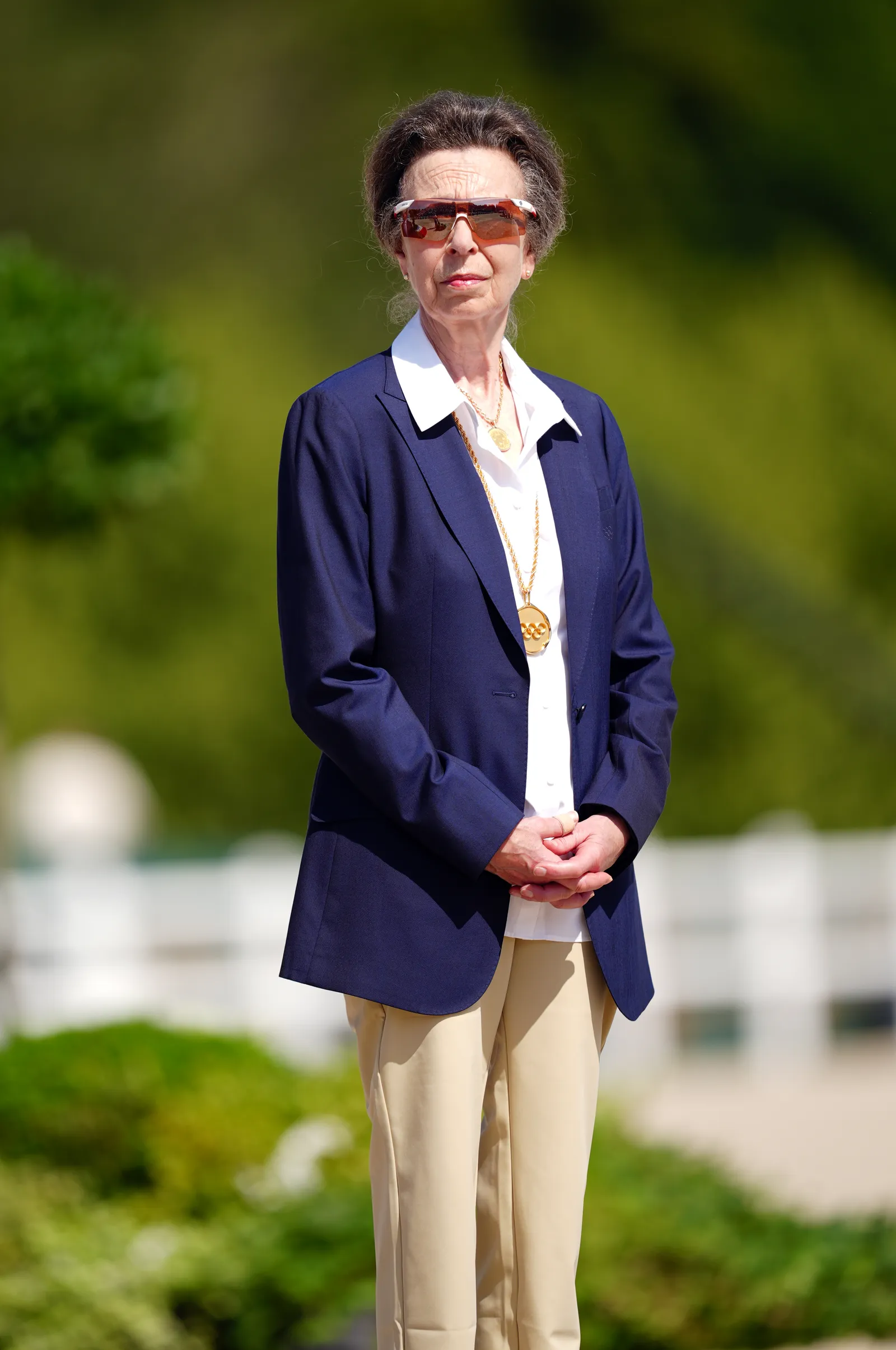 L'image peut contenir Anne Princess Royal Blazer Vêtements Manteau Veste Personne Adulte Vêtements de cérémonie et costume