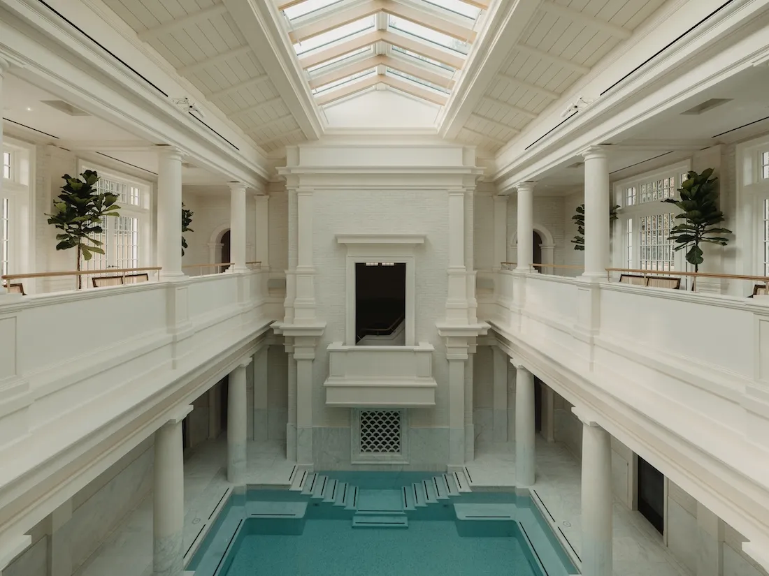 L'image contient peut-être Architecture Bâtiment Lucarne Fenêtre Piscine Eau et piscine
