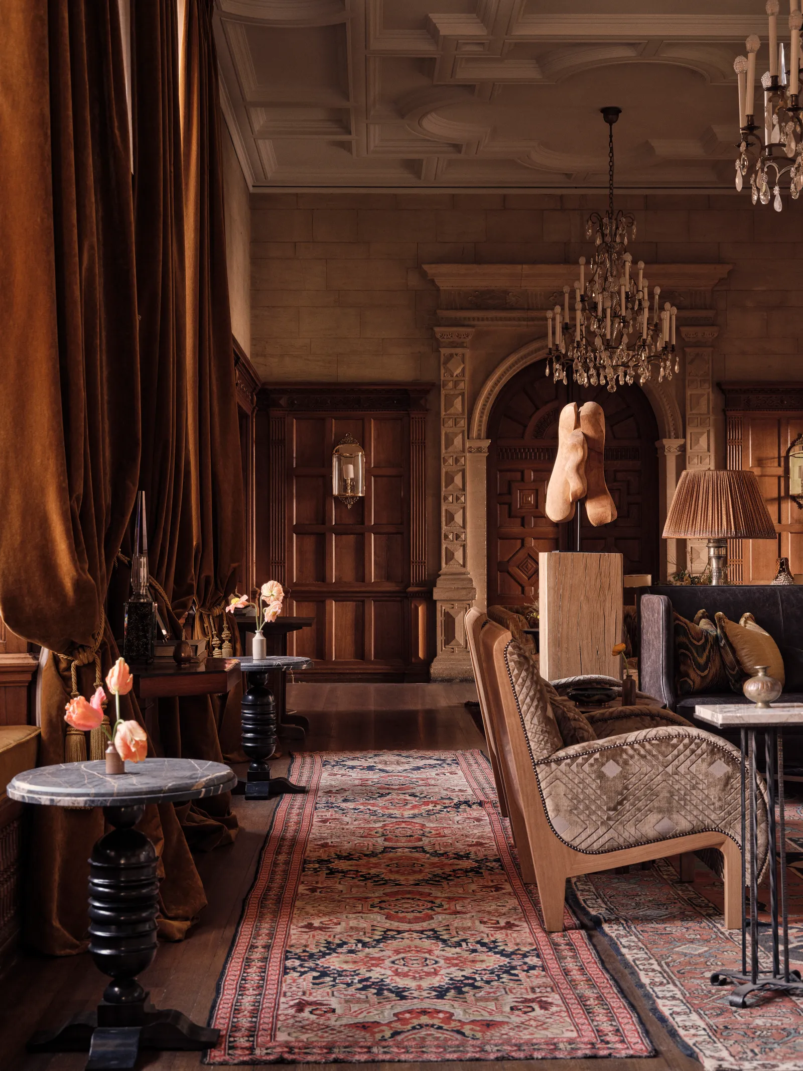 L'image peut contenir un lustre, une lampe, une décoration d'intérieur, un design d'intérieur, une architecture, un mobilier de construction et un salon.
