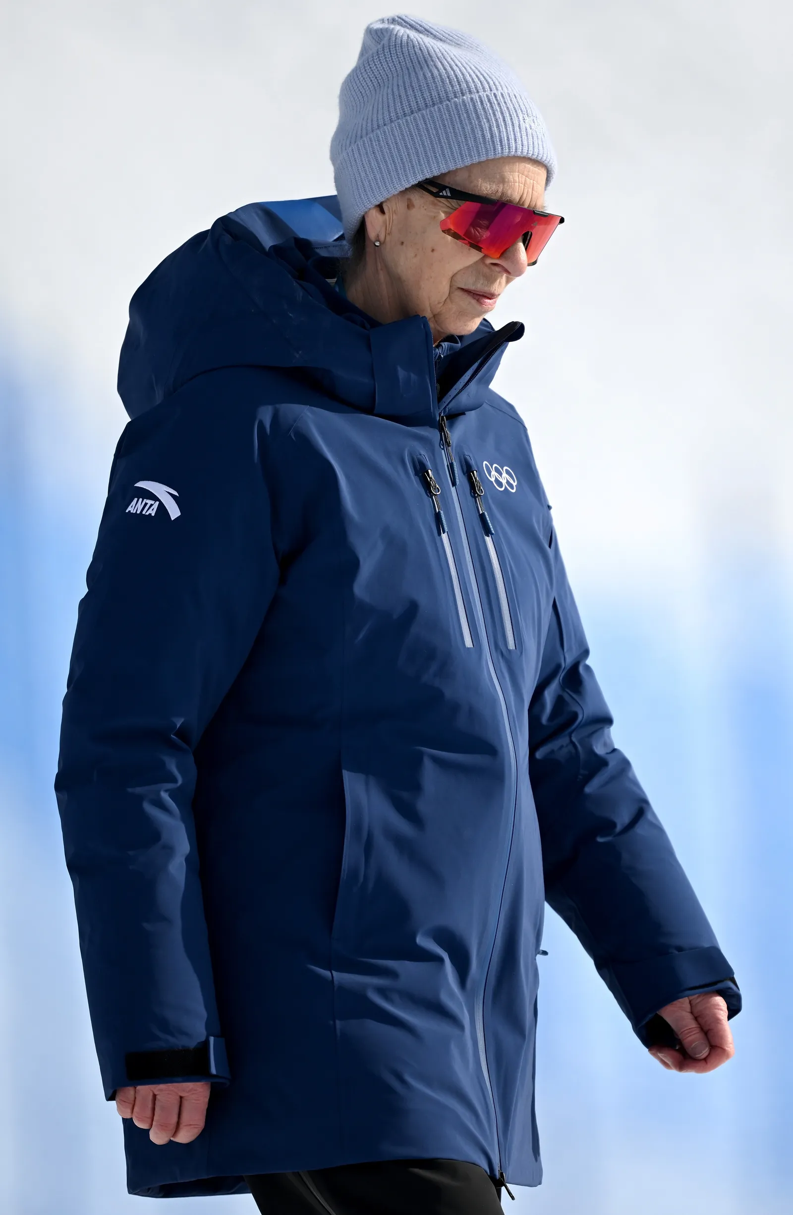 L'image peut contenir Anne Princess Royal Clothing Manteau Veste Adulte et Personne