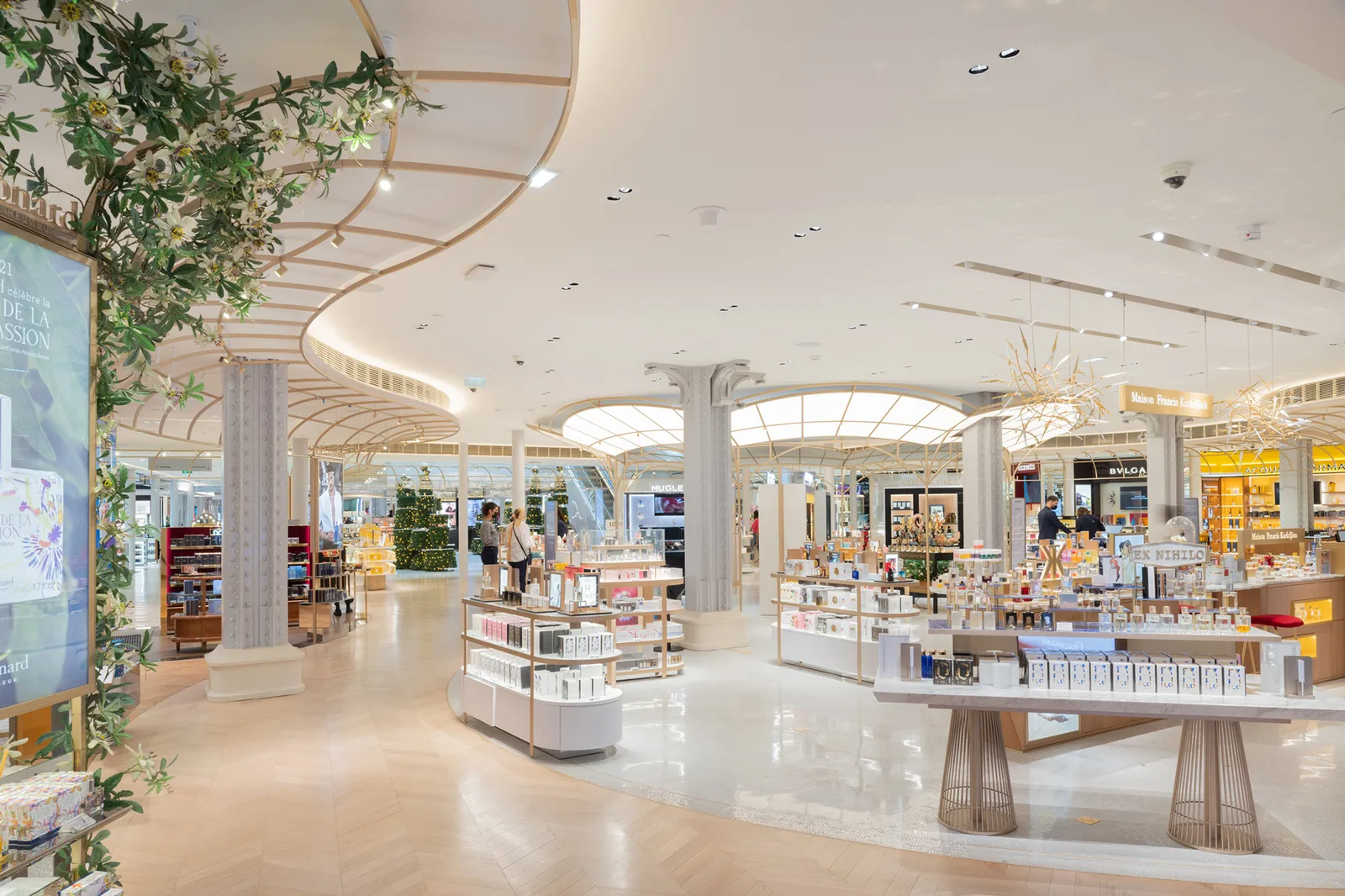 L'image contient peut-être un magasin Centre commercial Intérieur Personne Marché Architecture Bâtiment Épicerie et supermarché