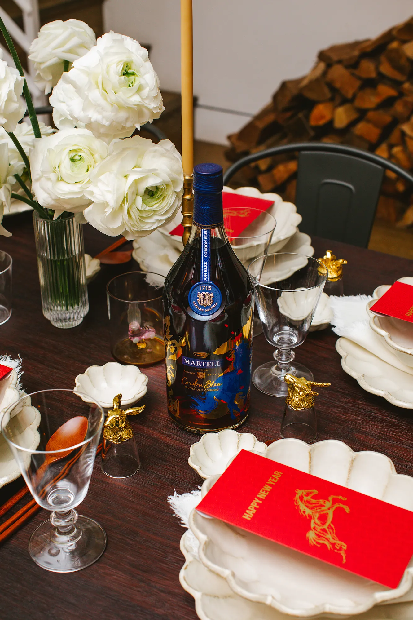 L'image peut contenir une fleur, une plante, un arrangement floral, un bouquet de fleurs, un verre, une boisson alcoolisée, une tasse, une liqueur et une bouteille.