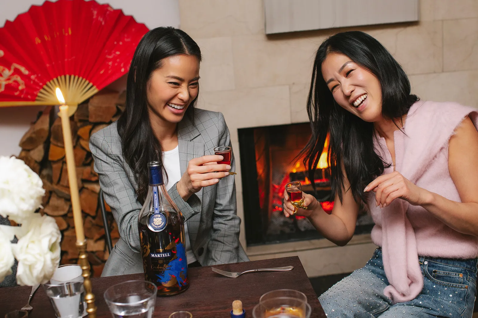 L'image peut contenir Jamie Chung Personne adulte Cheminée Intérieur Tête Visage Happy Couverts et fourchette