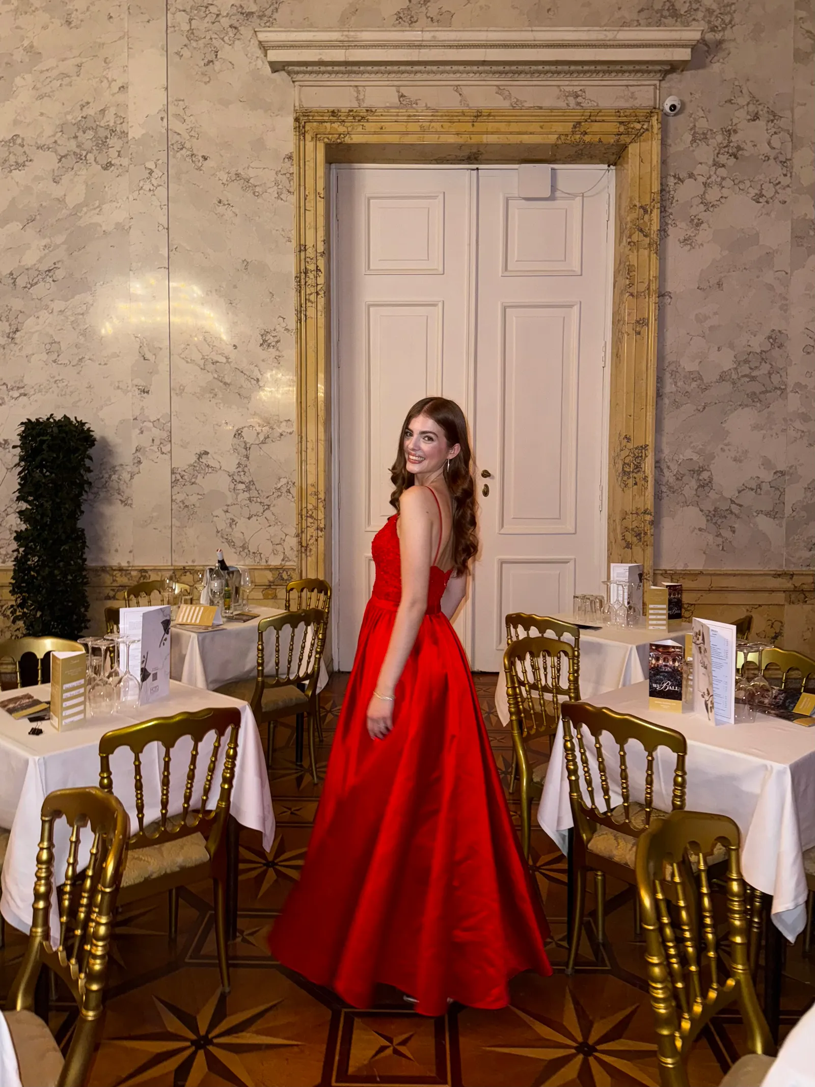 L'image peut contenir des vêtements Robe Robe de soirée Tenue de soirée Architecture Bâtiment Salle à manger et table à manger