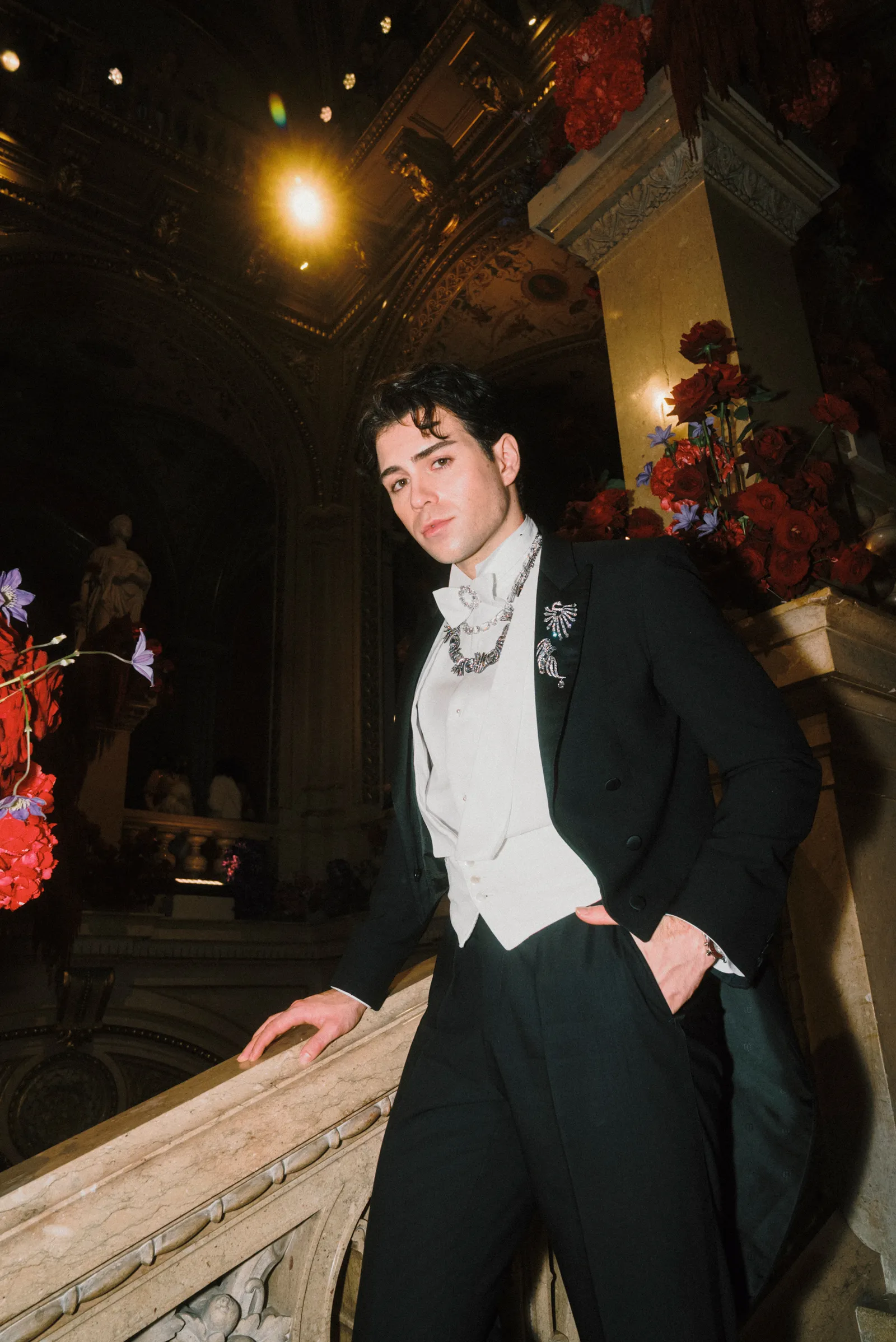 L'image peut contenir Des Clarke Blazer Vêtements Manteau Veste Éclairage Visage Tête Personne Photographie et portrait