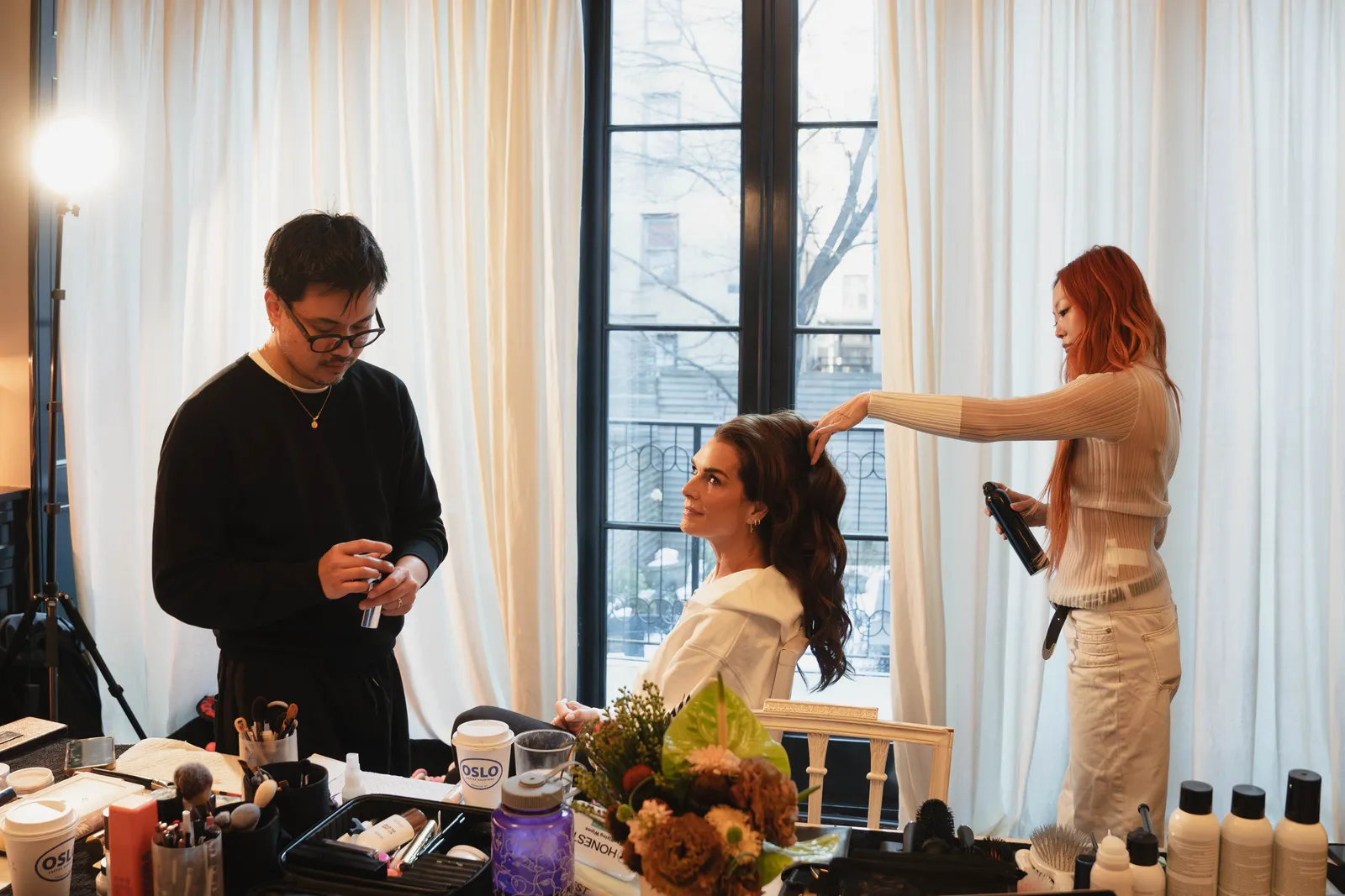 L'image peut contenir Brooke Shields Fleur Arrangement floral Plante Plante en pot Personne adulte Bouquet de fleurs et tasse