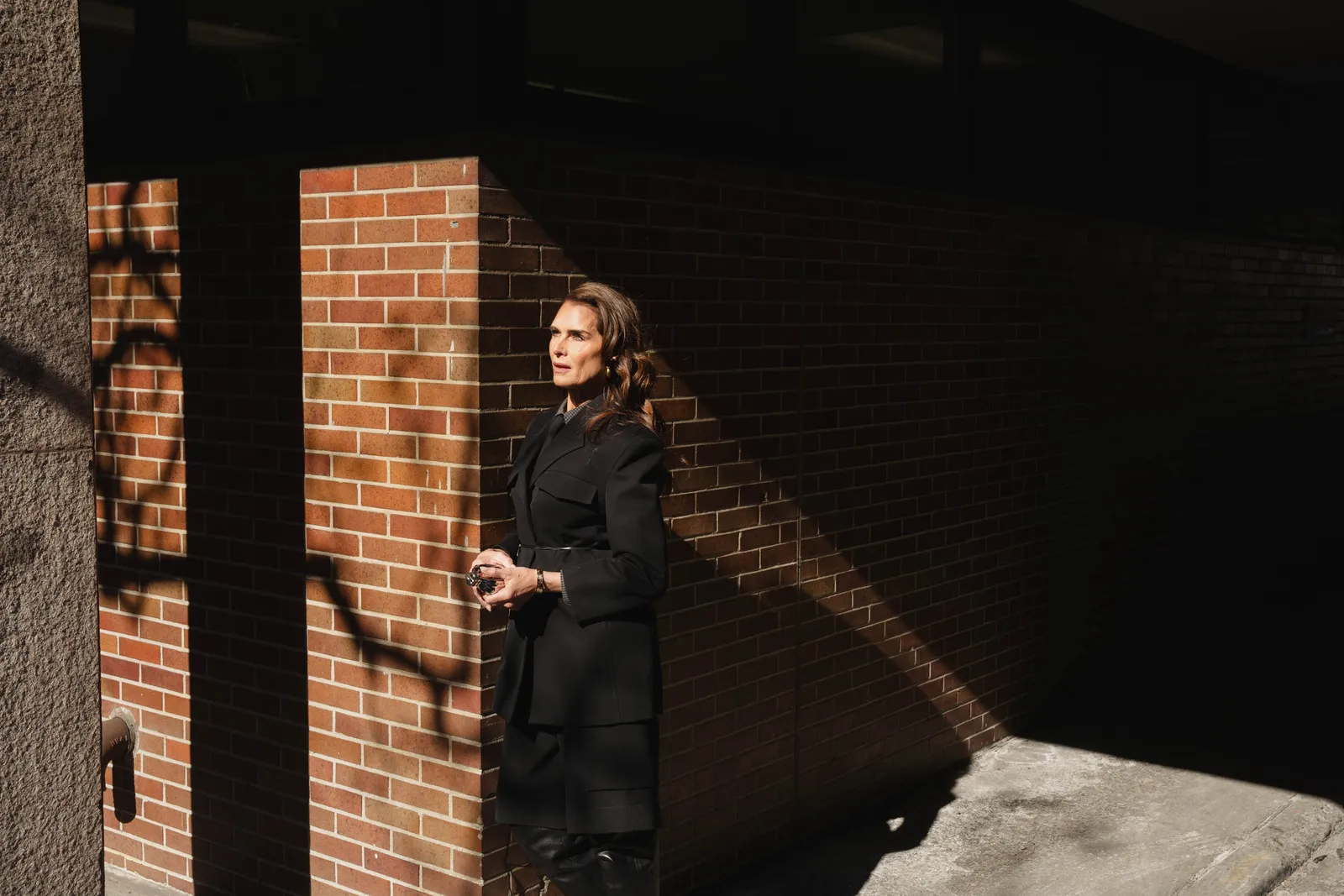 L'image peut contenir Brooke Shields Vêtements Manteau Personne adulte Visage Tête Photographie Portrait Brique et veste