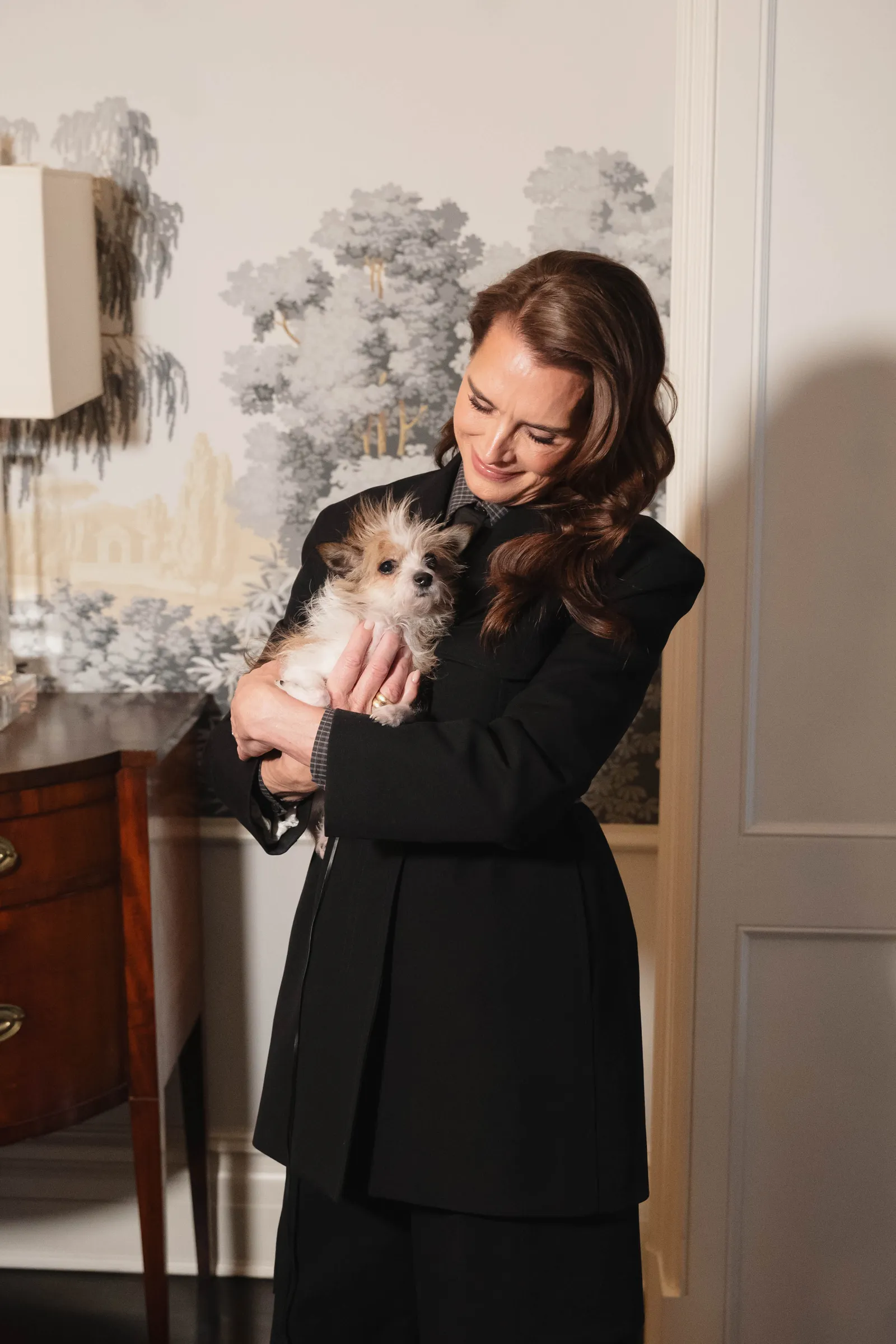 L'image peut contenir Brooke Shields Personne adulte Visage Tête Photographie Portrait Vêtements Manteau Animal Canin et chien