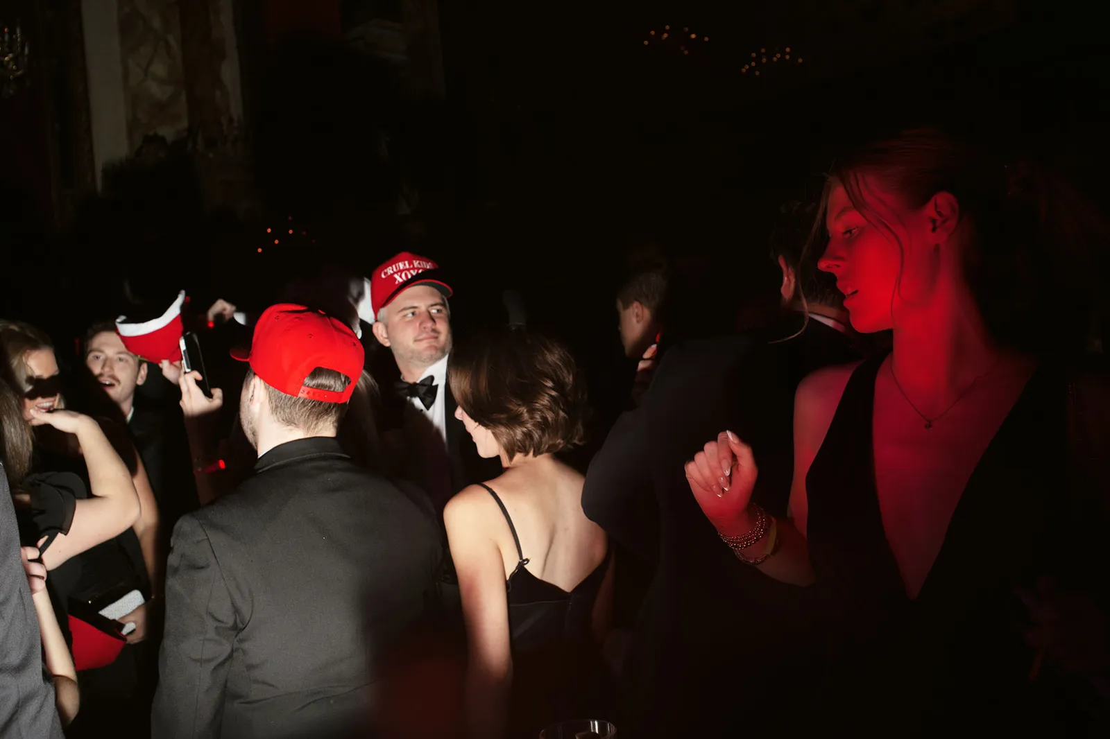 L'image peut contenir des vêtements urbains, des vêtements de cérémonie, un costume, une personne adulte, un visage, une tête, une photographie, un portrait, un club et un chapeau.