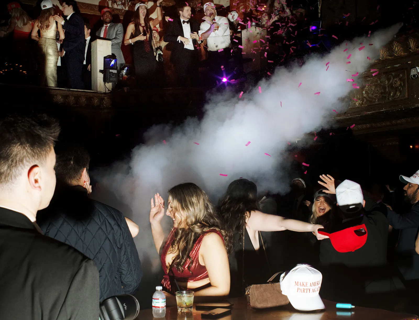 L'image peut contenir des accessoires de boîte de nuit de mariage pour adultes urbains, vêtements de cérémonie, cravate, visage, tête et fumée.