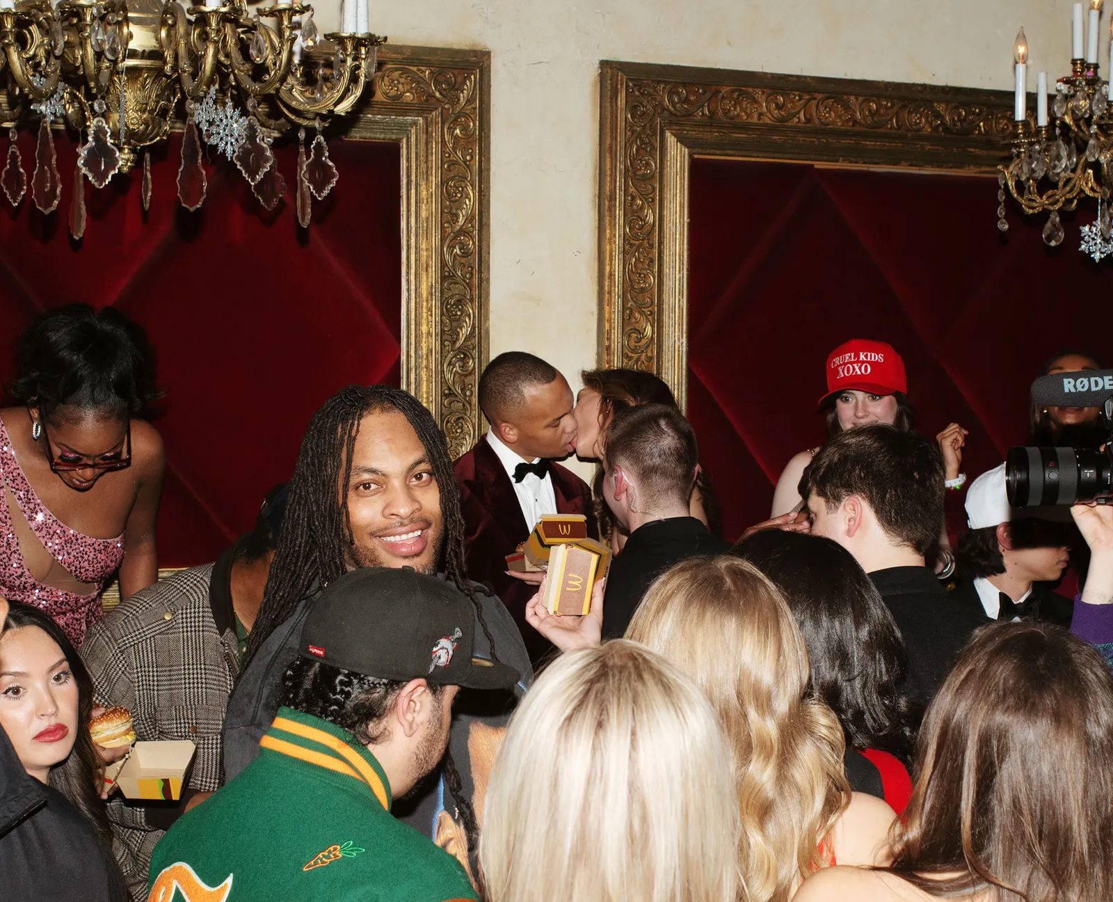 L'image peut contenir Waka Flocka Flamme Visage Tête Personne Photographie Portrait Adulte Embrasser Romantique et Mariage