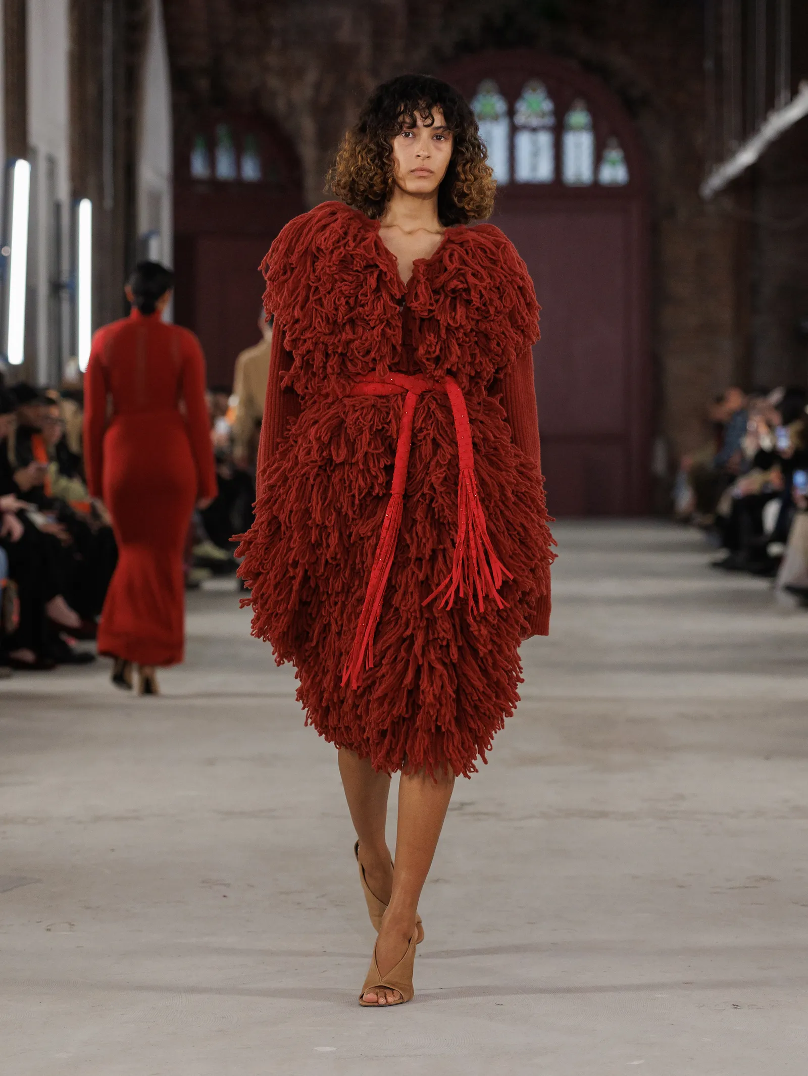 L'image peut contenir des vêtements et des vêtements pour adultes.