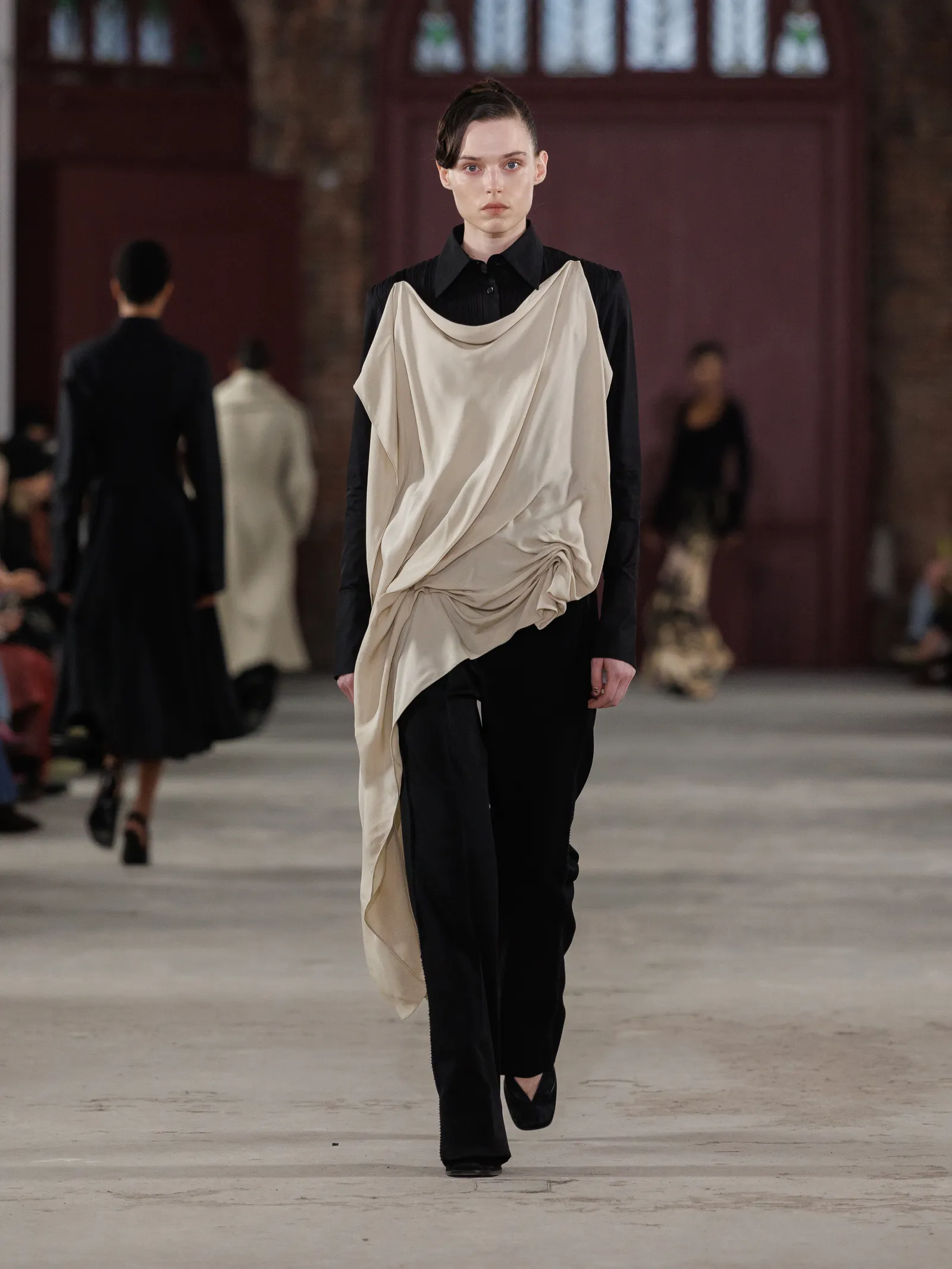 L'image peut contenir des vêtements de mode à manches longues pour adultes et personnes.