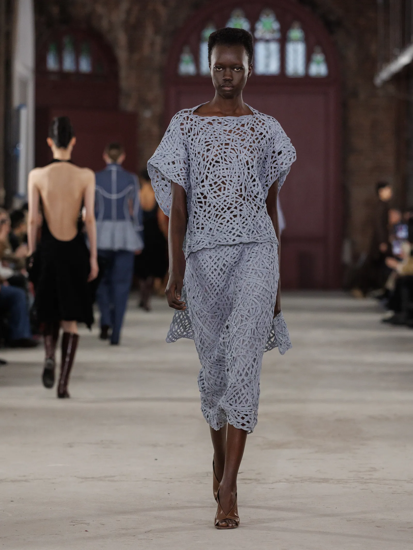 L'image peut contenir des vêtements, des manches, des chaussures, des chaussures et des talons hauts.