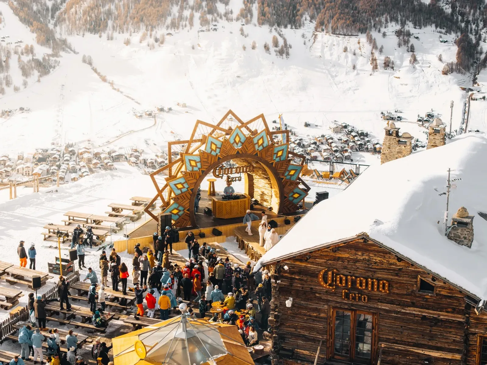 L'image peut contenir un haut-parleur électronique pour une personne en plein air et de la neige