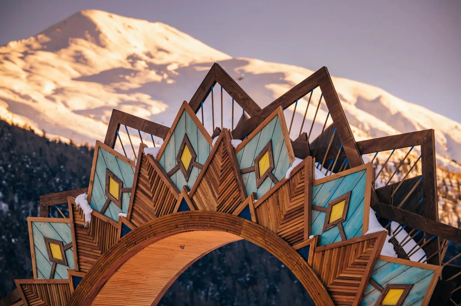 L'image peut contenir du bois, du bois dur, du bois teinté, de la nature, de l'extérieur et des paysages.