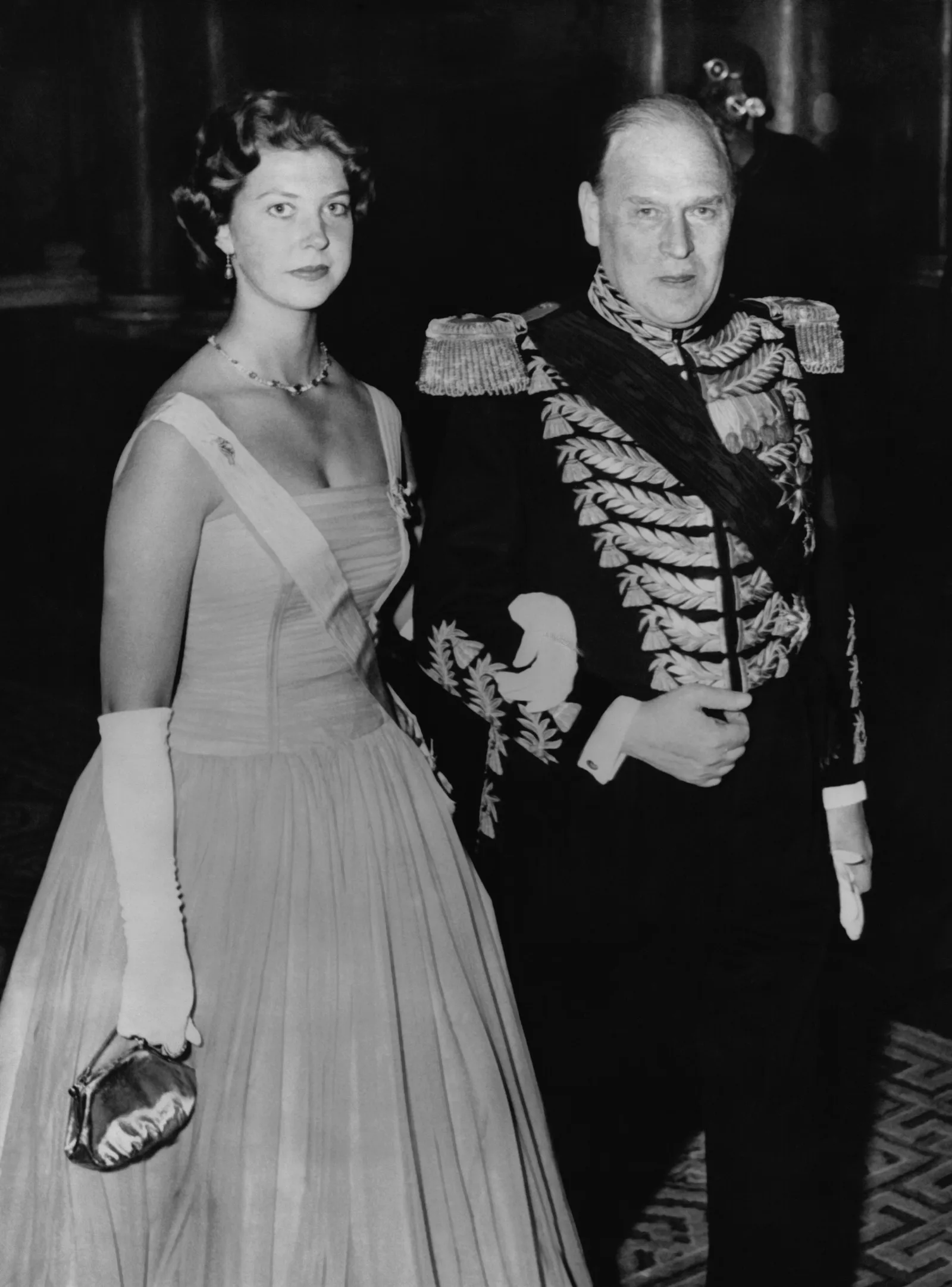 L'image peut contenir une personne adulte mariage visage tête accessoires bijoux collier vêtements et robe