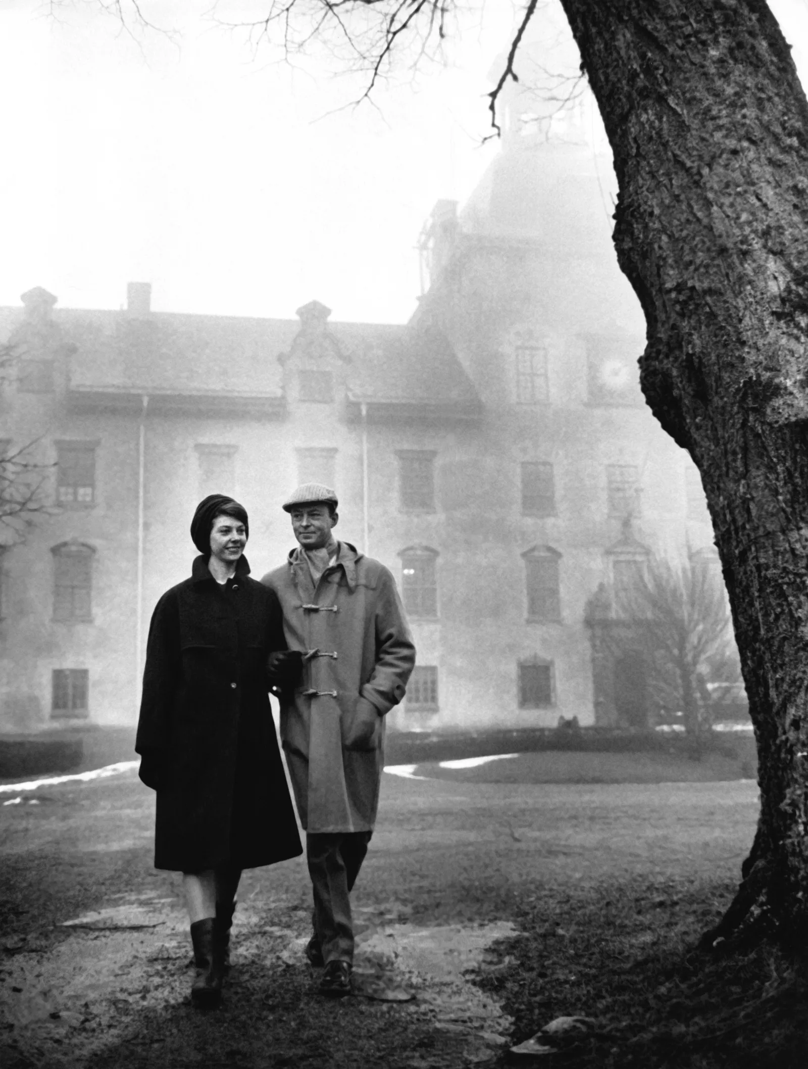 L'image peut contenir des vêtements Manteau Personne qui marche Visage Tête Photographie Portrait Nature Prise de vue en extérieur Météo et Adulte