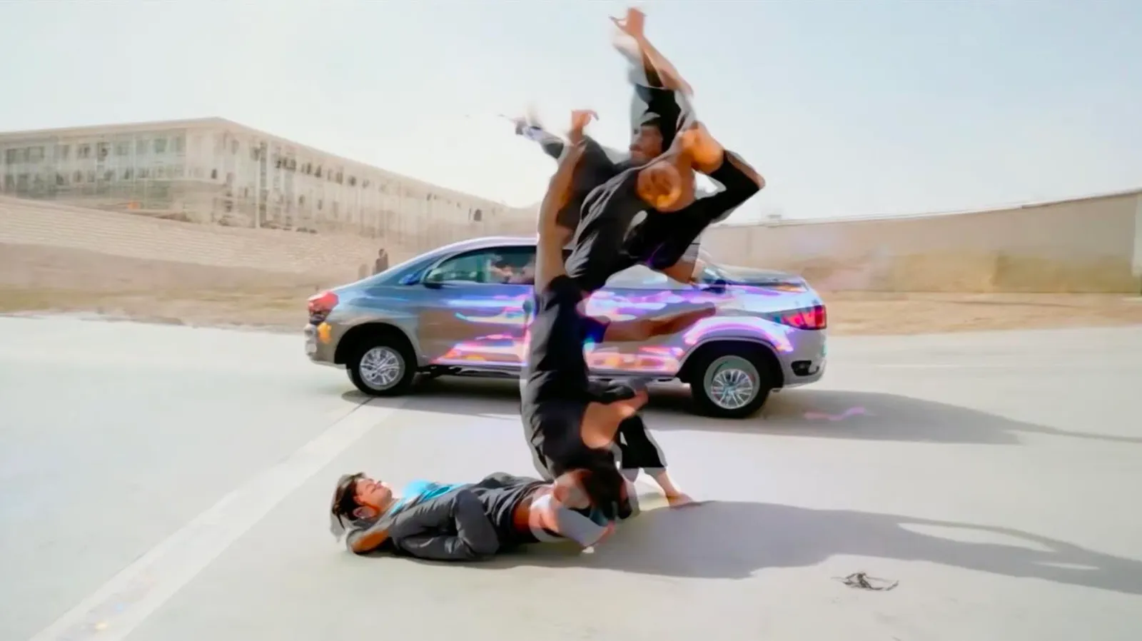 L'image peut contenir un combattant, un adulte, une voiture, un véhicule et un transport